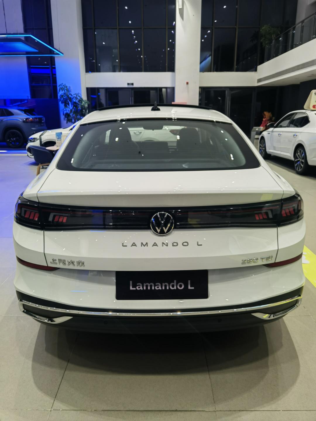 它拥有时尚而精致的外观设计,内部空间宽敞舒适