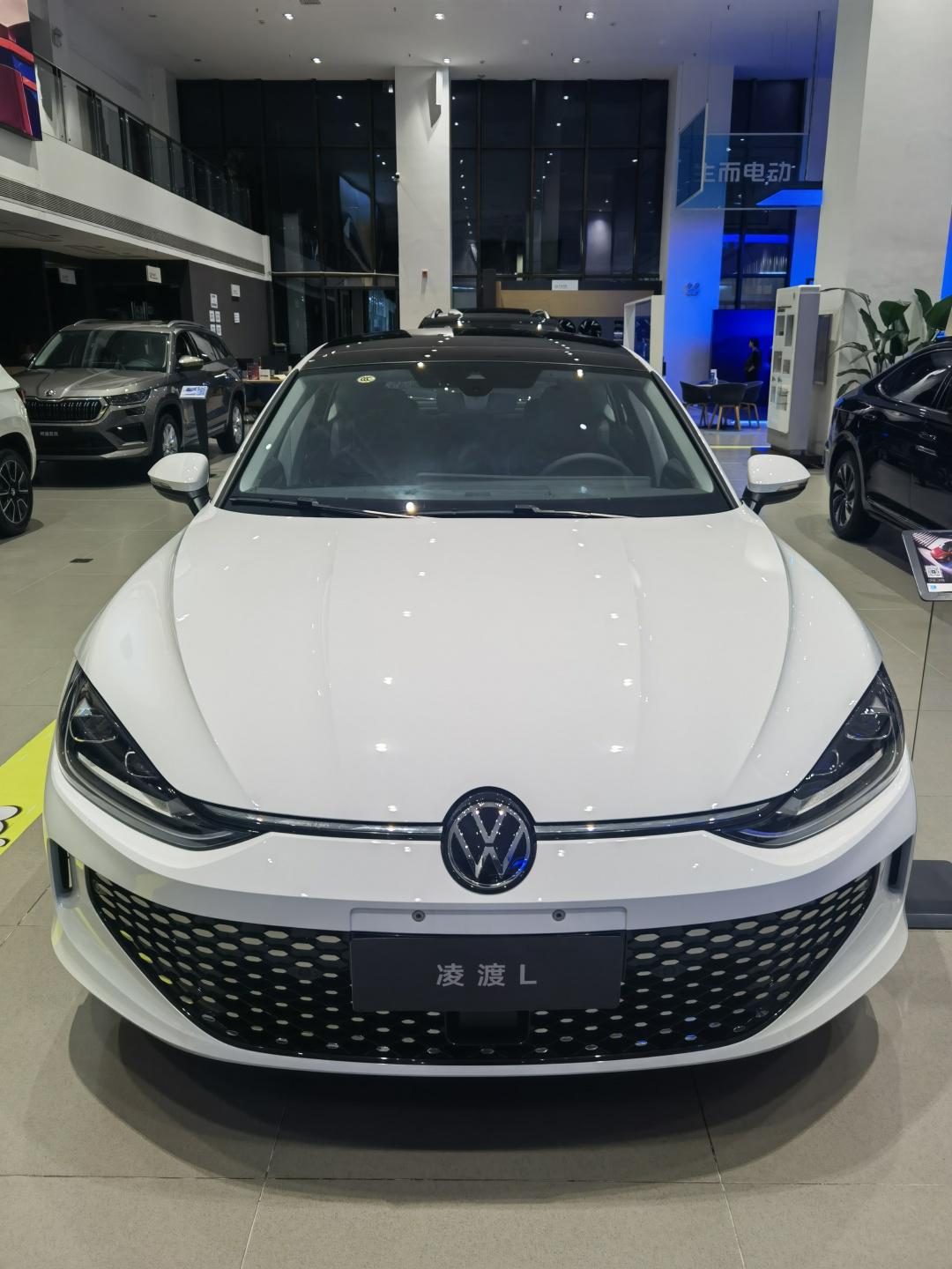 它拥有时尚而精致的外观设计,内部空间宽敞舒适