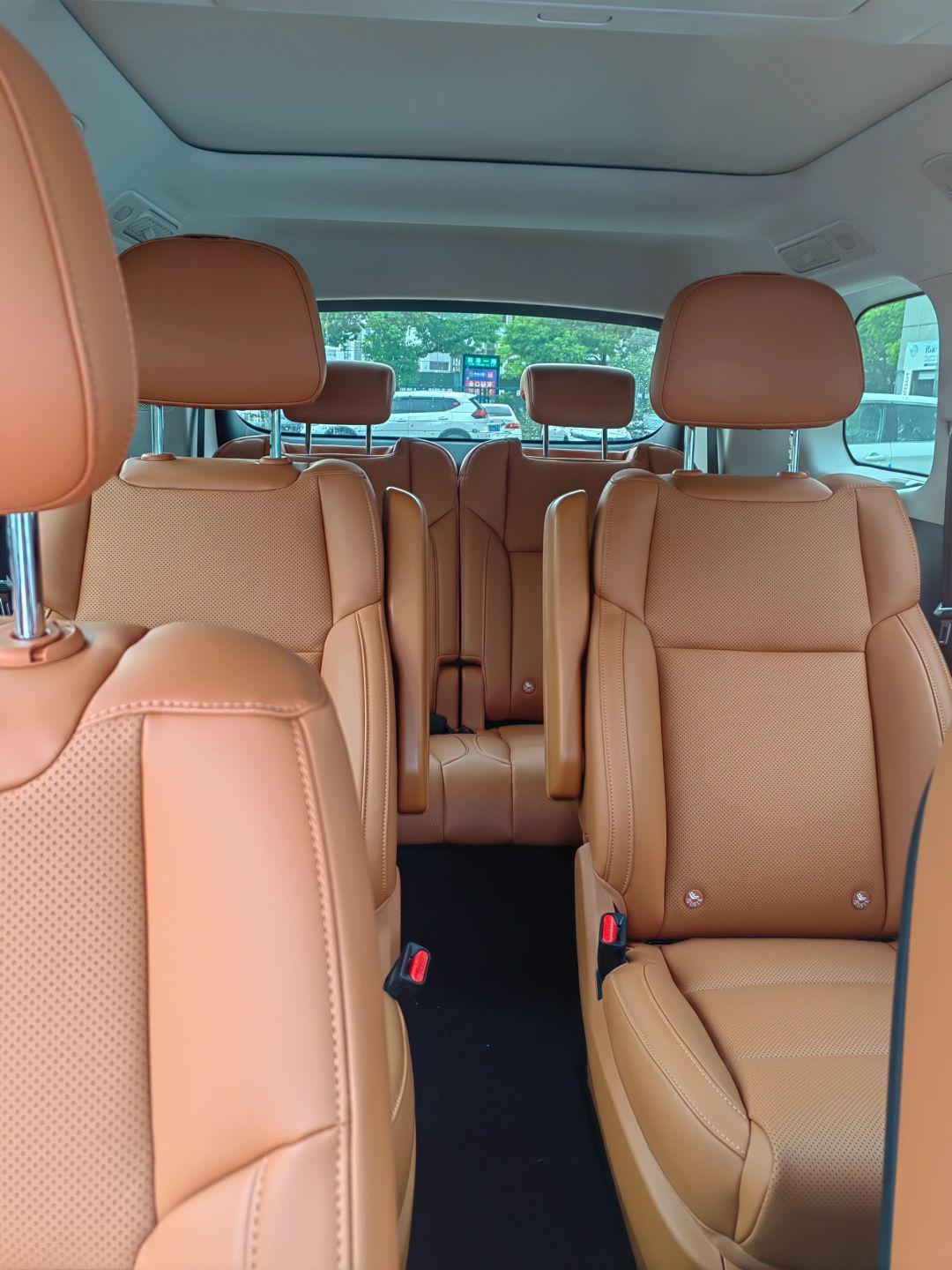 前两排:整体较为宽敞舒适.车