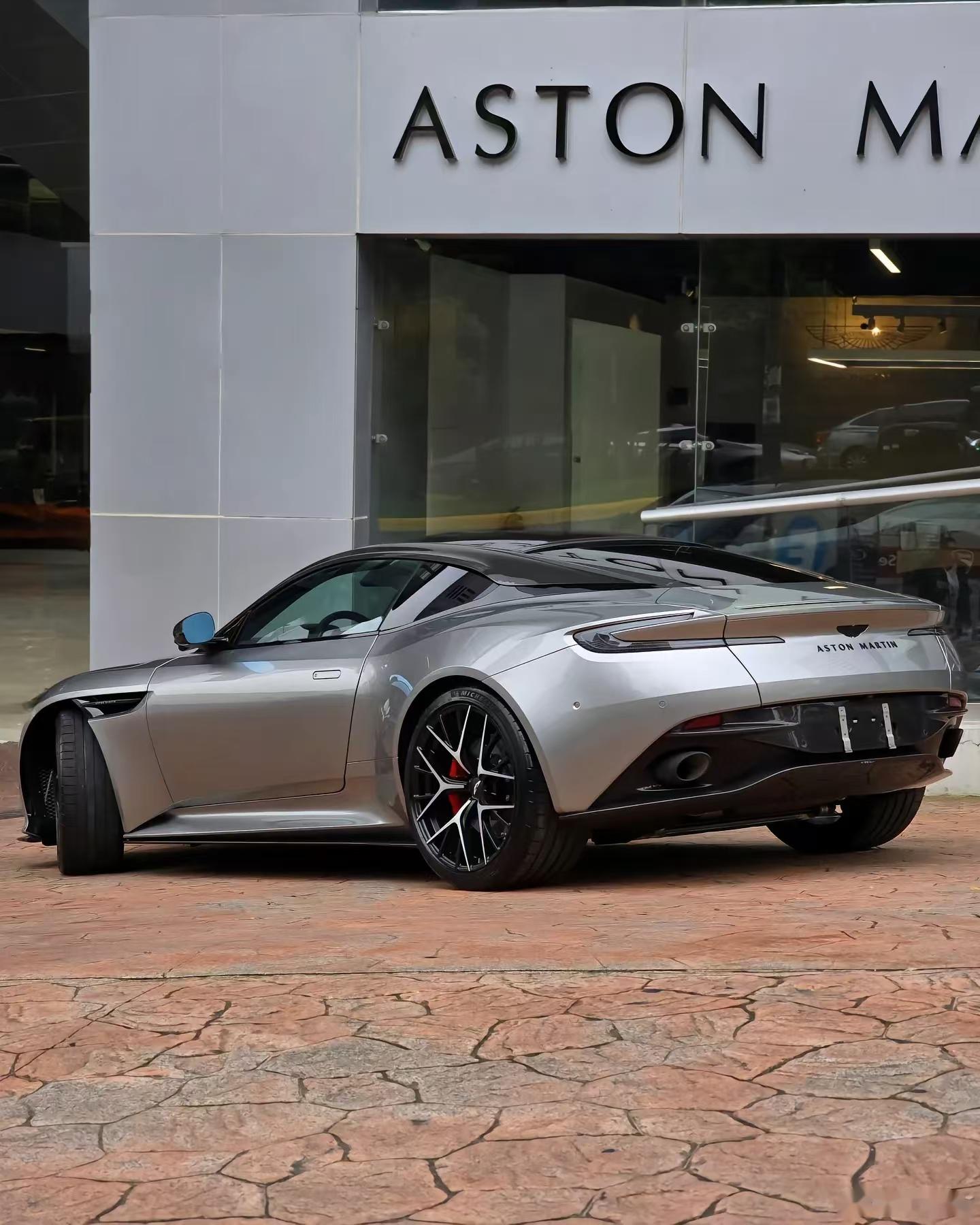 阿斯顿马丁db12,确实是很完美的一款车