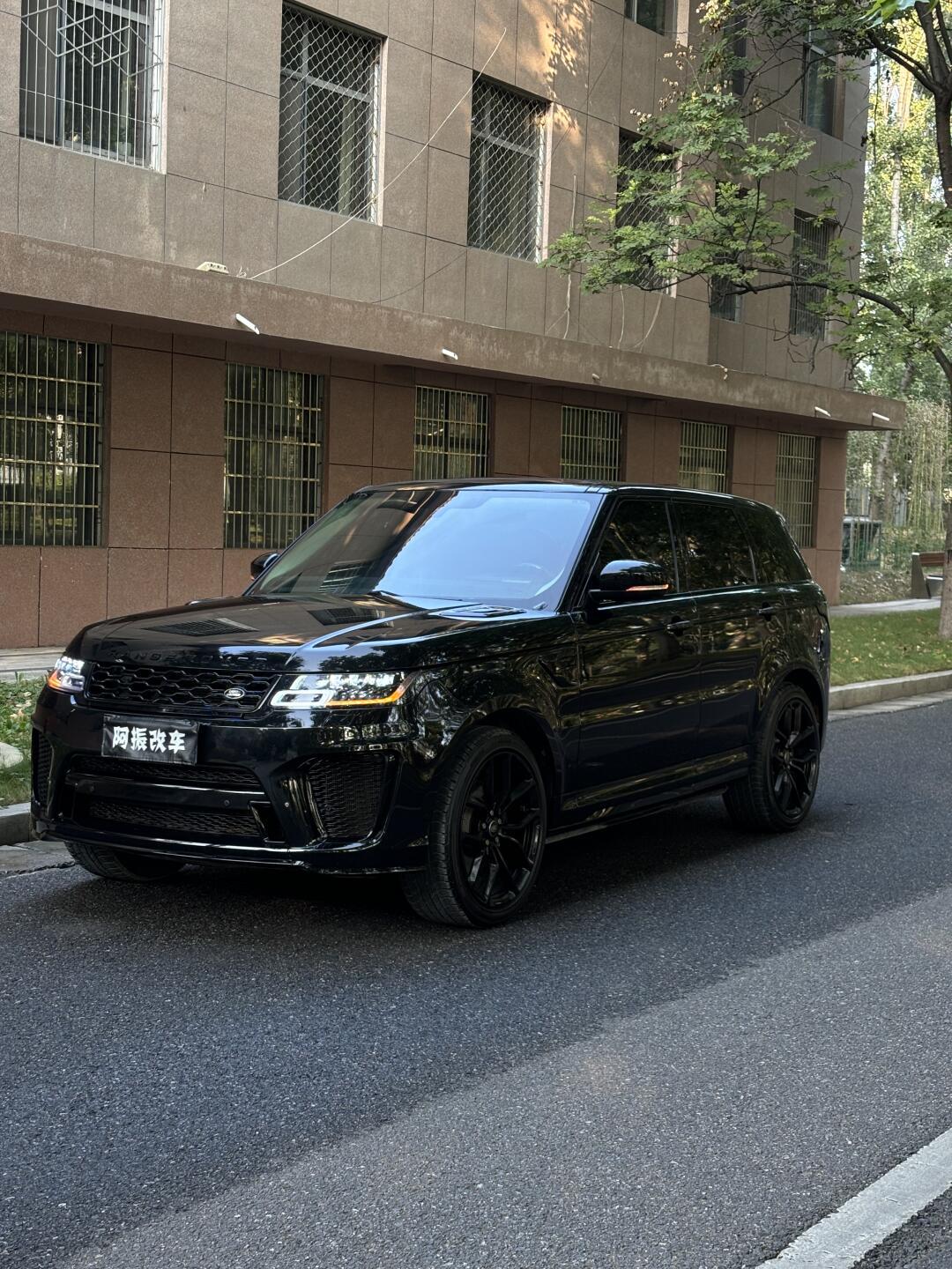 路虎揽运升级案例,外观老改新svr方案,全车黑武士贴膜,22寸黑曜轮毂