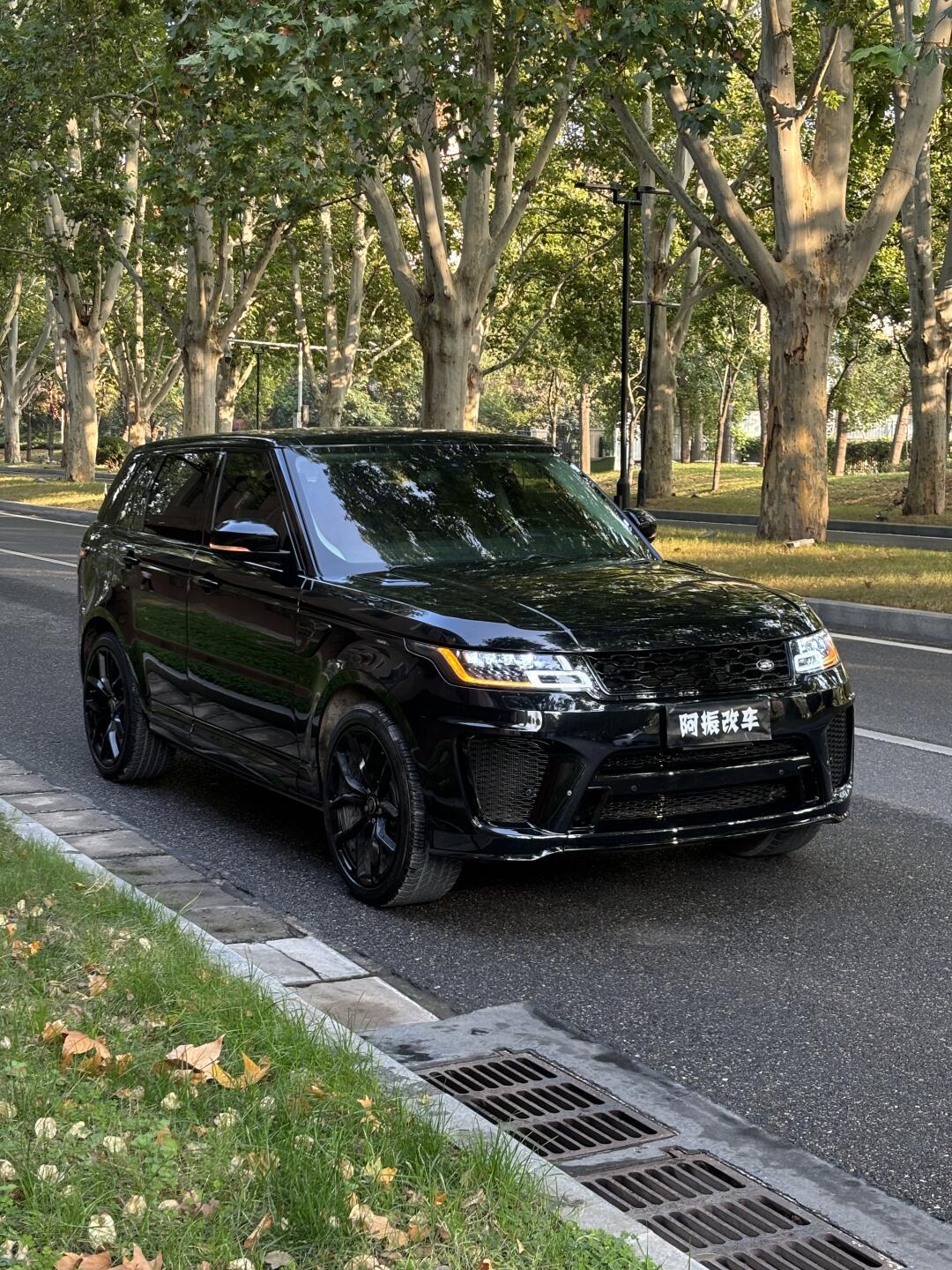 路虎揽运升级案例,外观老改新svr方案,全车黑武士贴膜,22寸黑曜轮毂