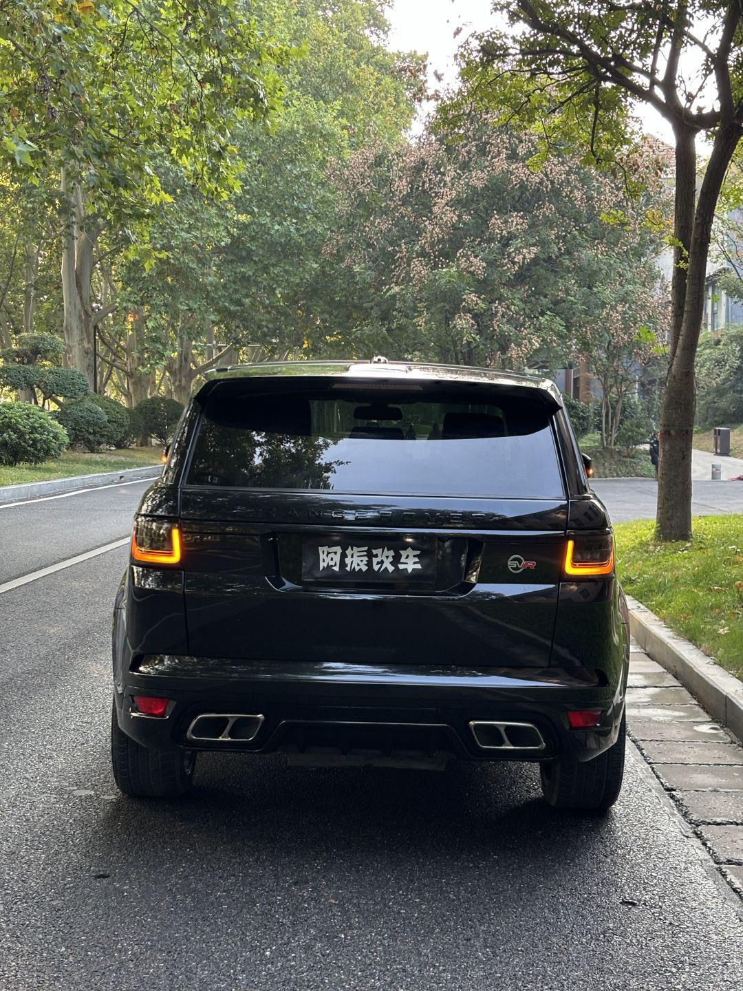 路虎揽运升级案例,外观老改新svr方案,全车黑武士贴膜,22寸黑曜轮毂