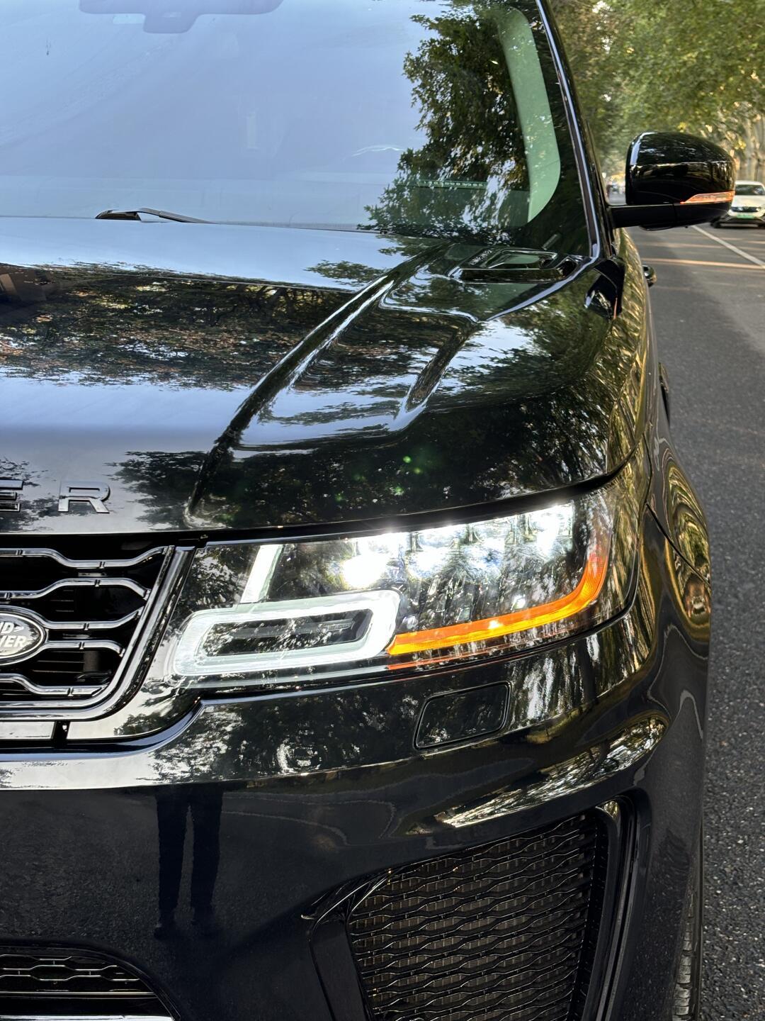 路虎揽运升级案例,外观老改新svr方案,全车黑武士贴膜,22寸黑曜轮毂