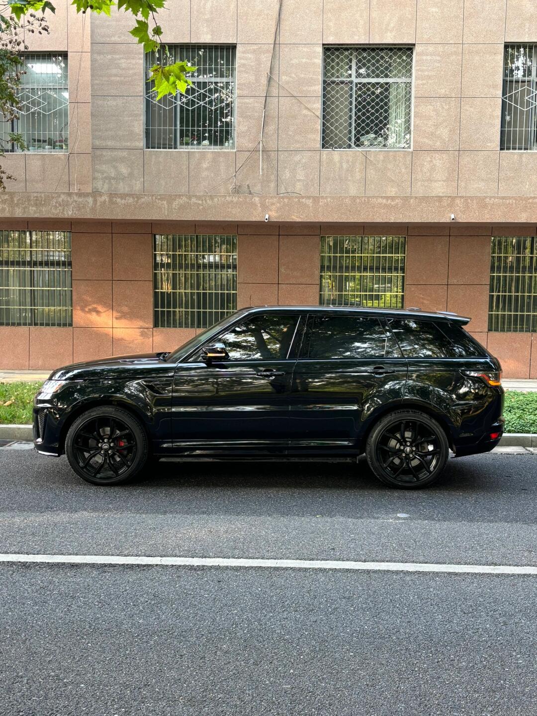 路虎揽运升级案例,外观老改新svr方案,全车黑武士贴膜,22寸黑曜轮毂