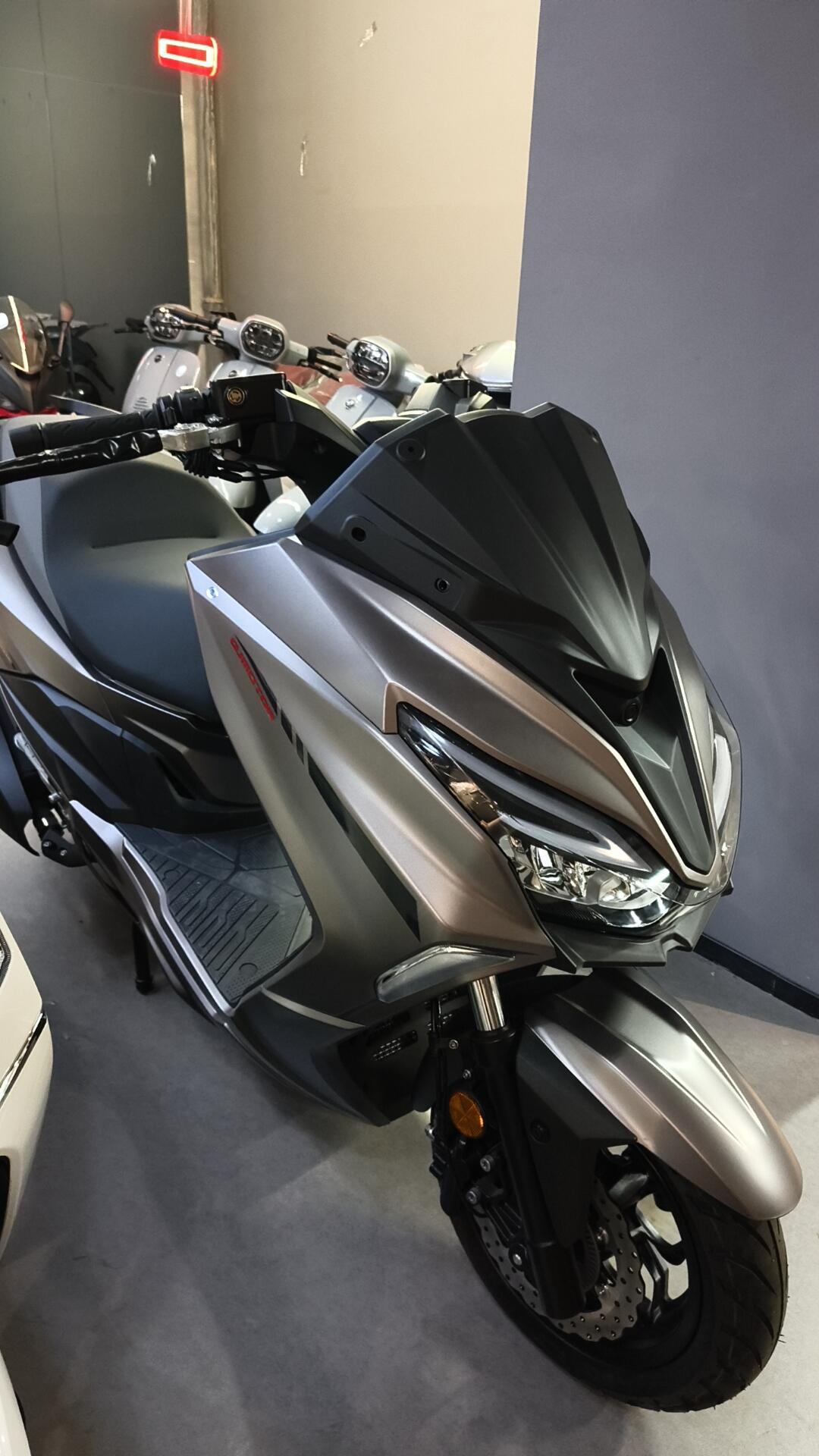 qjmotor 鸿250智能版是一款具有较高智能化水平的踏板摩托车,以下是