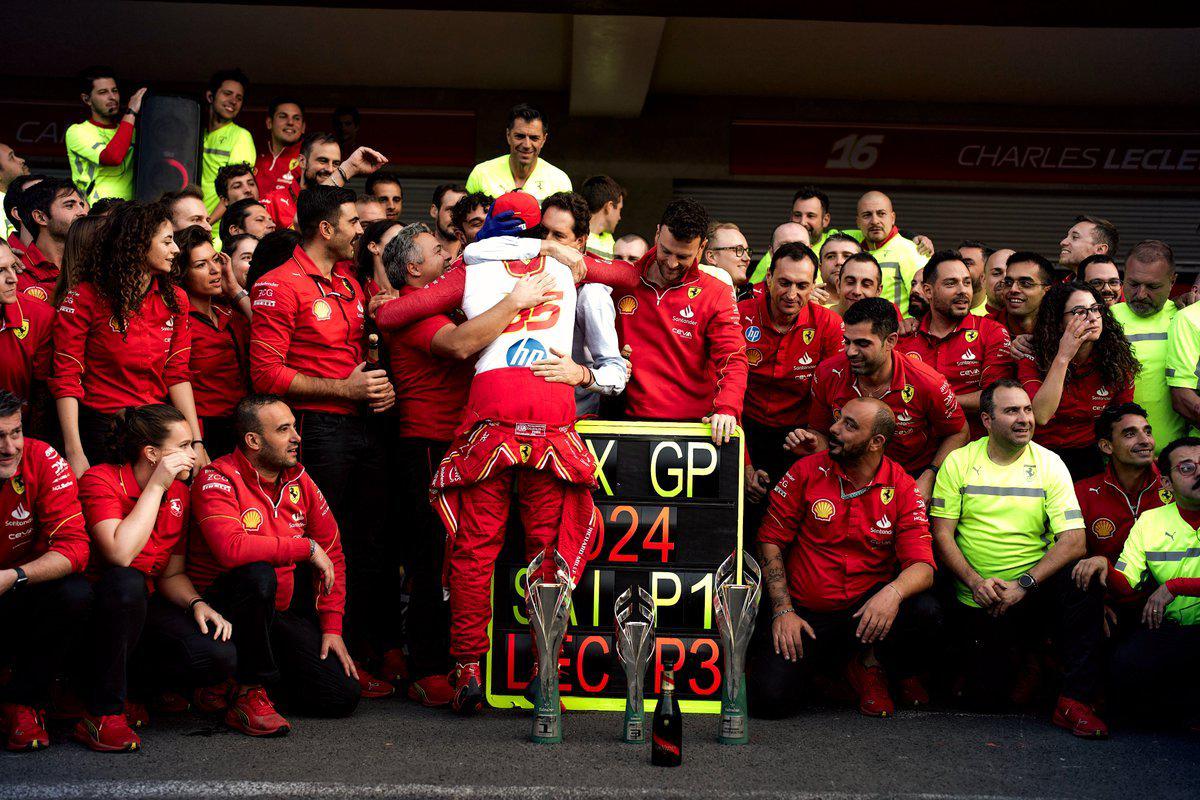 f1 法拉利车队#2024f1墨西哥城大奖赛# 赛后合影,的 _