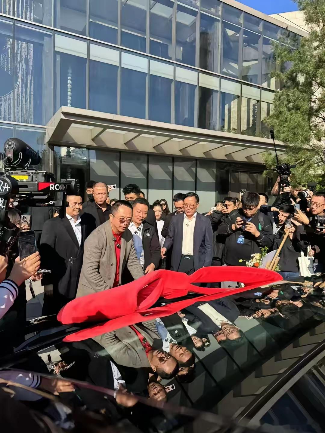 别老拿人家没驾照来说事儿,我觉得应该继续保持