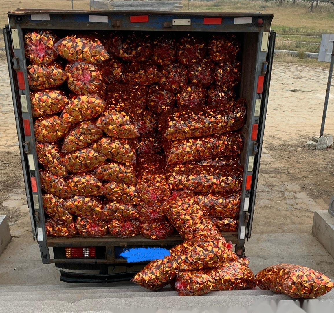 第一次看到,一辆中型货拉拉货车,拉着满满一车金元宝来焚烧.