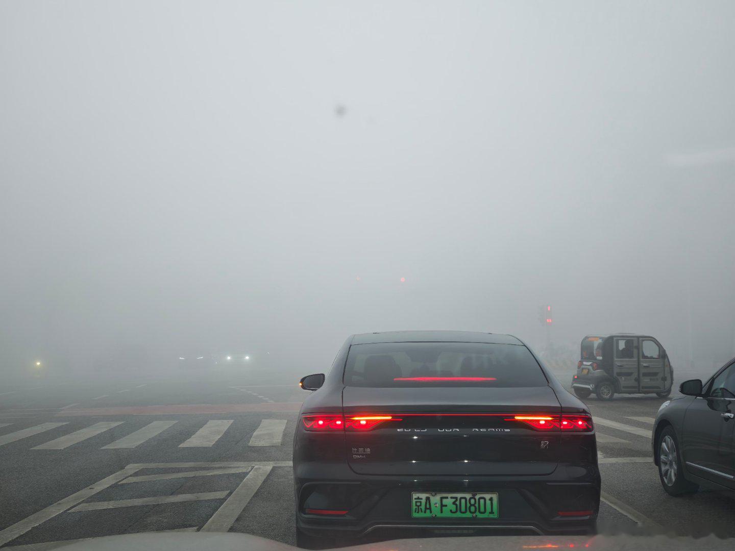 雾天行车灯光,雾天行车_大山谷图库