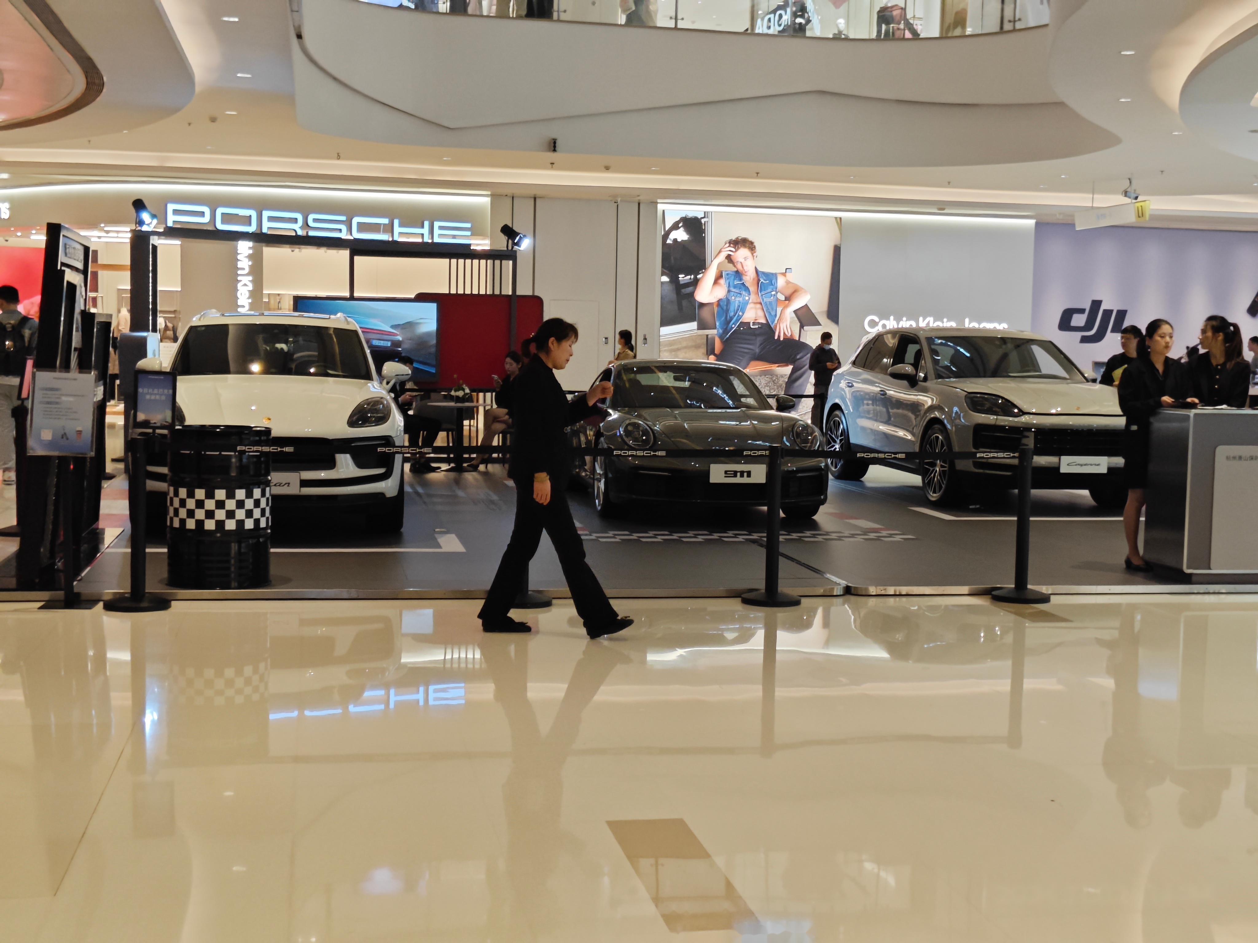以前保时捷连本地五一十一车展都不参加,现在都在商场做车展了,可