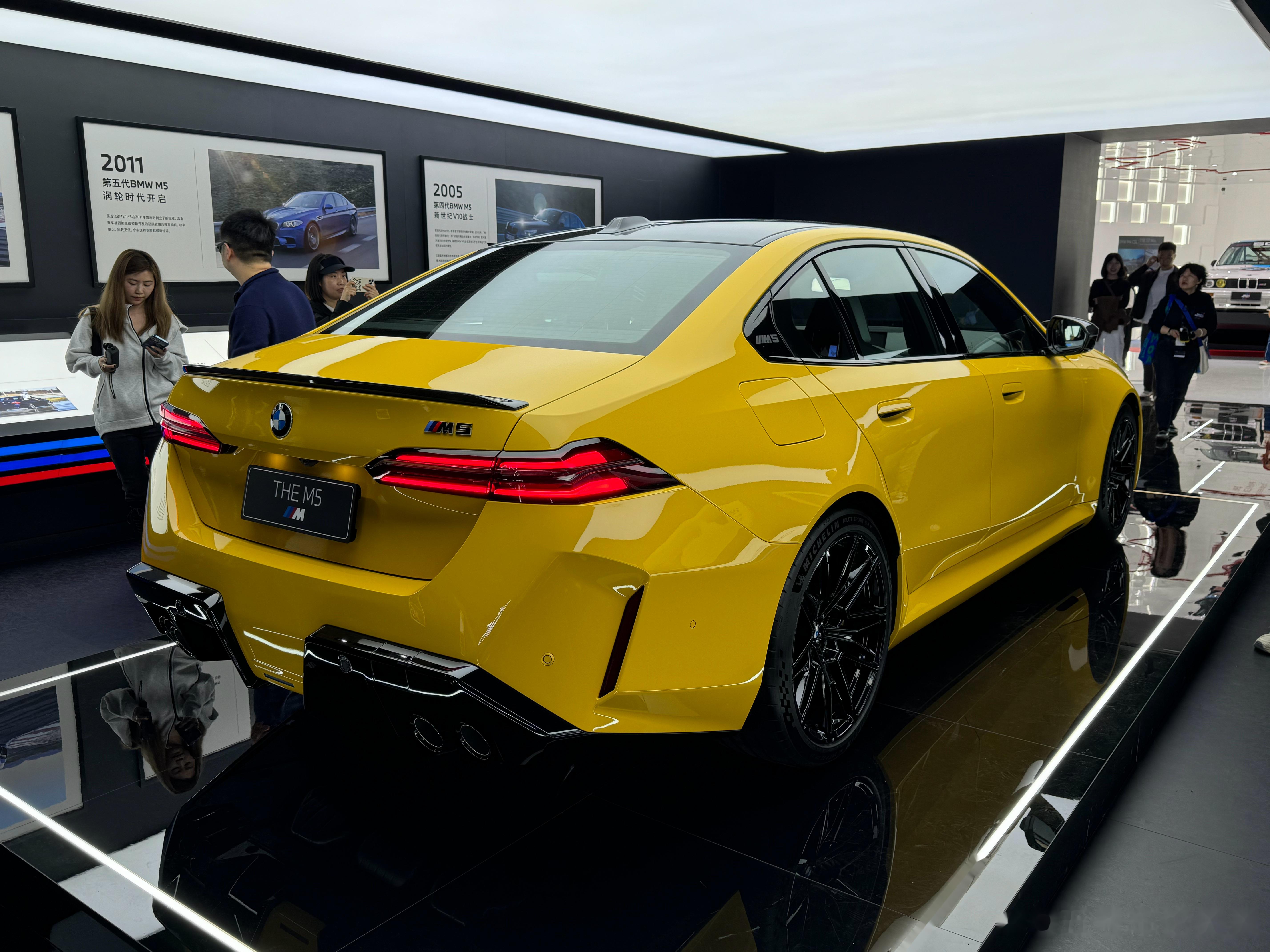 竞速黄全新宝马m5,真的太帅了! 而且外观够瞩目,内饰也很有科技感.