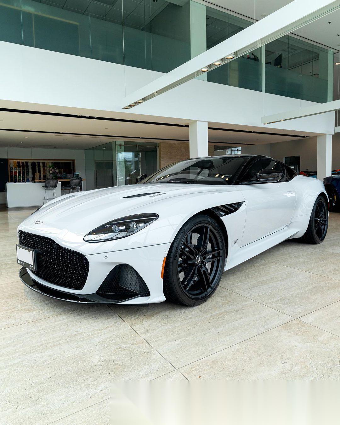 2019 款阿斯顿-马丁dbs superleggera,采用
