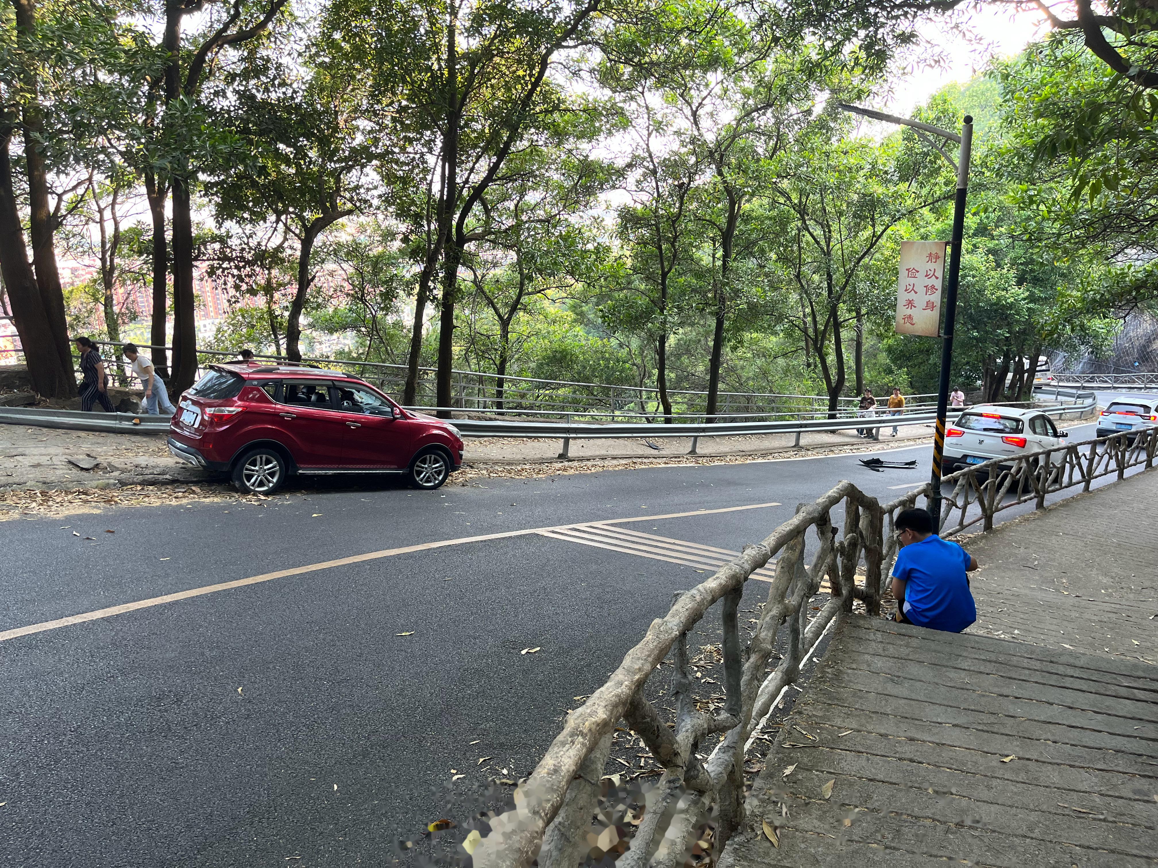 昨天下山时看到路边一辆车发生了车祸 这座山是可以开车上山的,但有