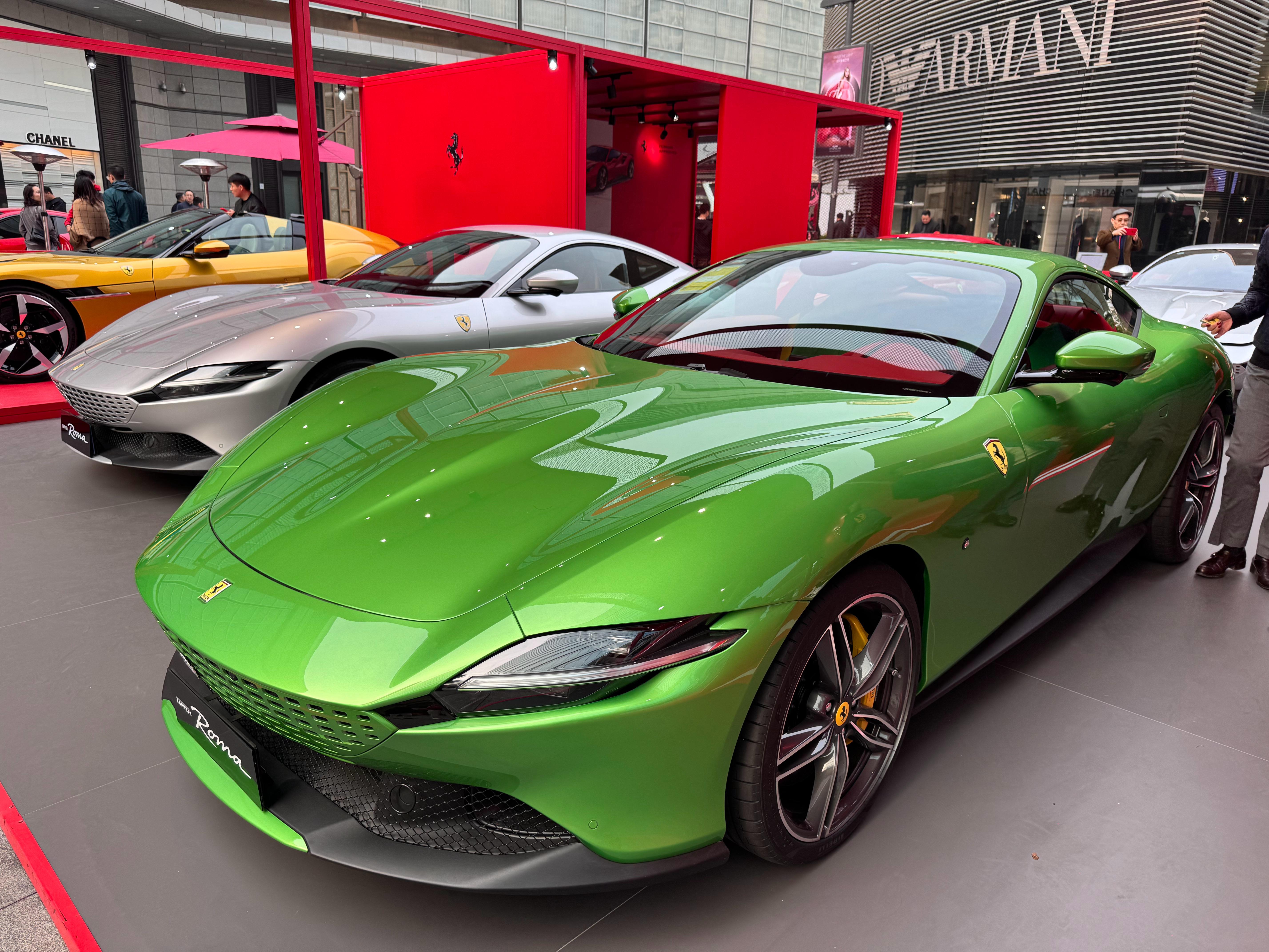 北京金港法拉利今天在北京skp作外展,现场看车的用户多,并且年轻客户