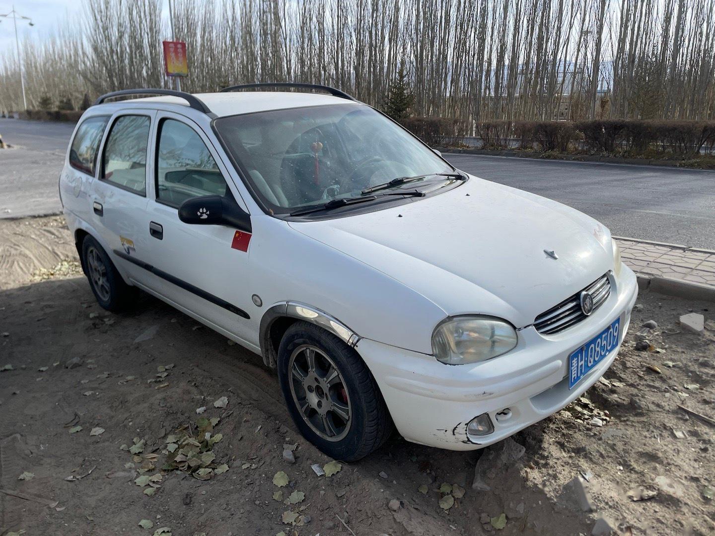 昨天在路边看到一辆别克赛欧srv,这车得有20岁了