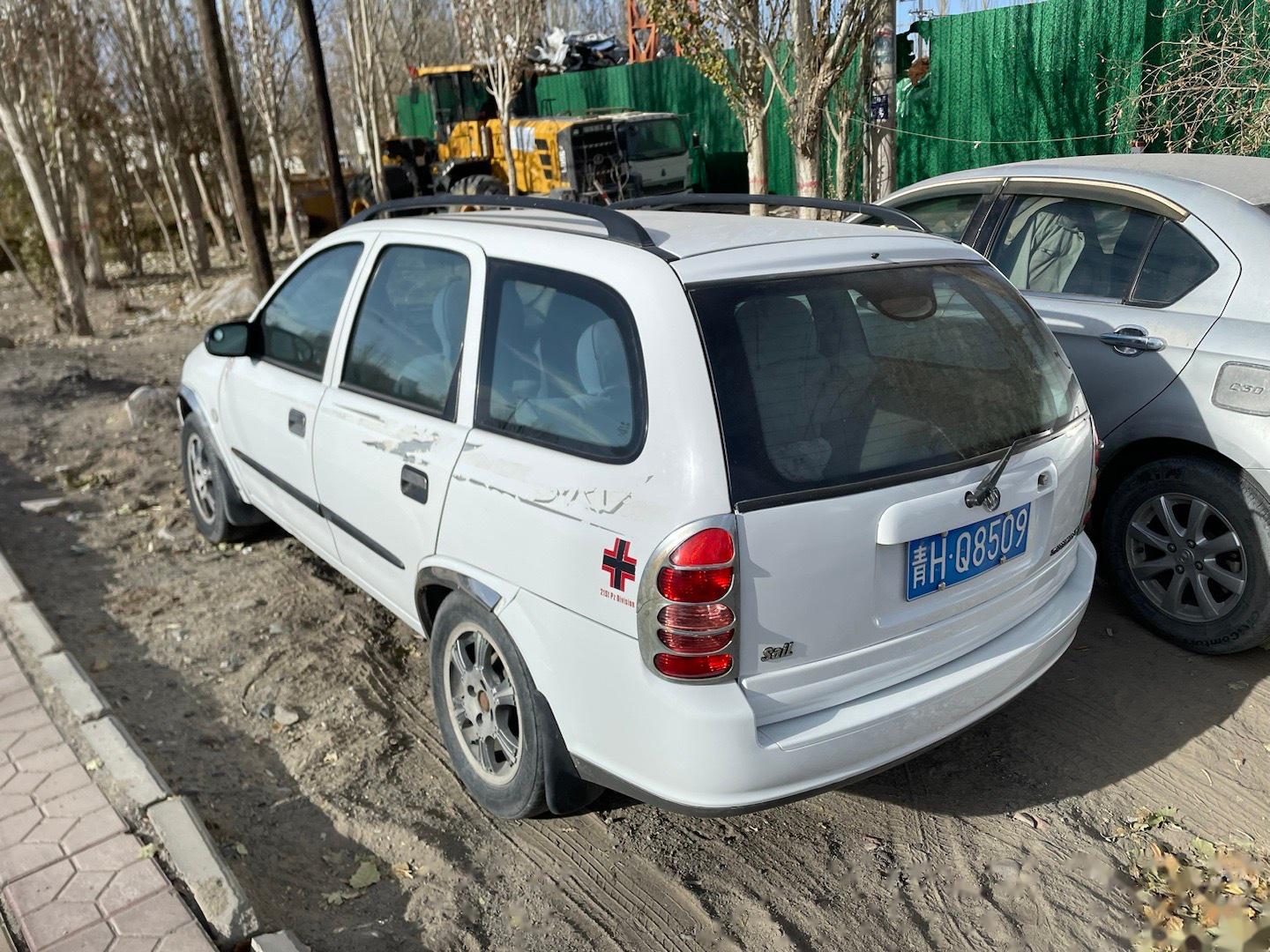 昨天在路边看到一辆别克赛欧srv,这车得有20岁了