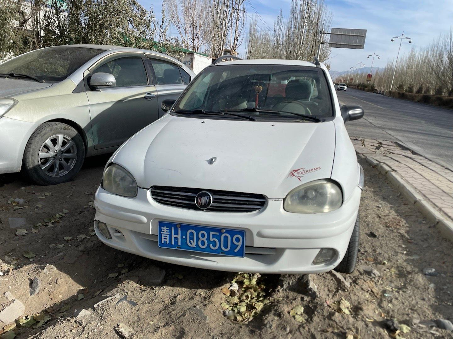 昨天在路边看到一辆别克赛欧srv,这车得有20岁了