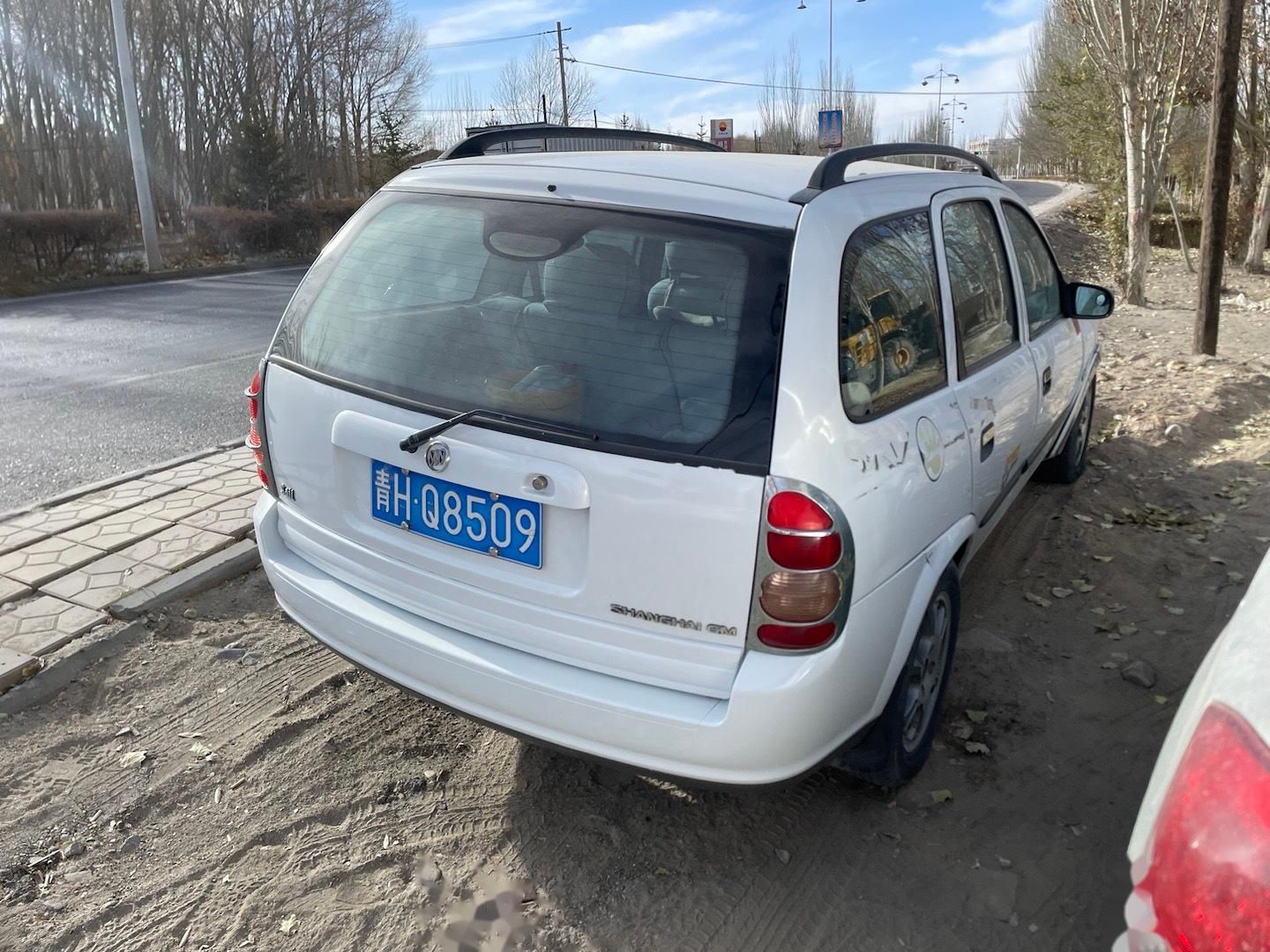 昨天在路边看到一辆别克赛欧srv,这车得有20岁了