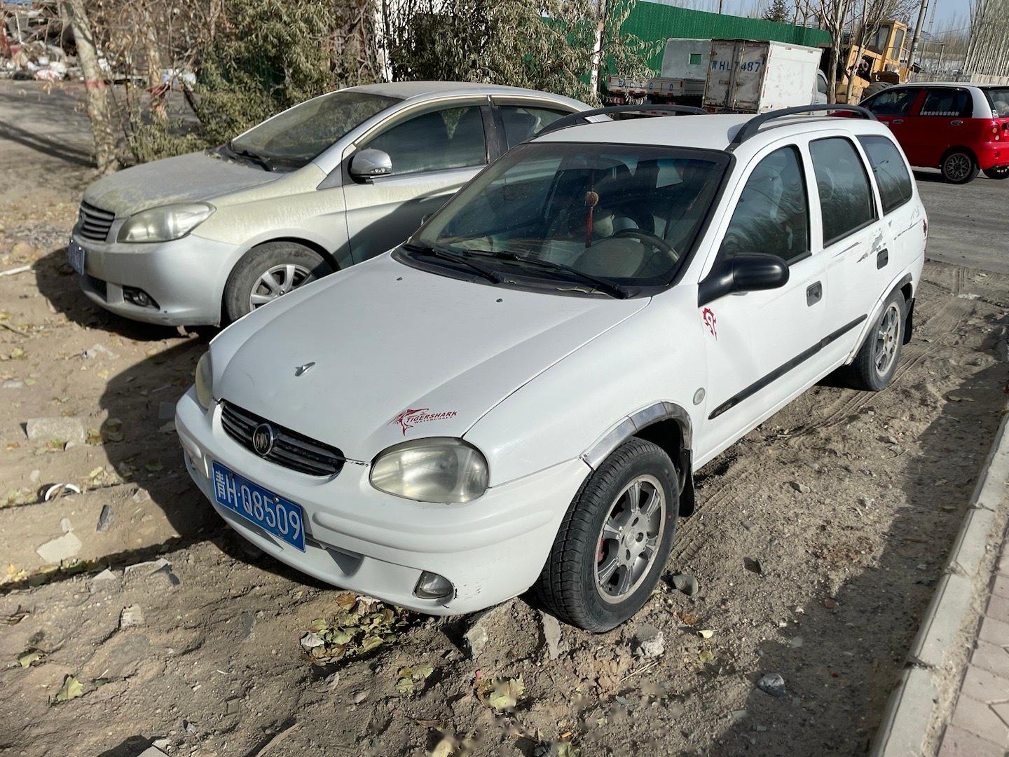 昨天在路边看到一辆别克赛欧srv,这车得有20岁了