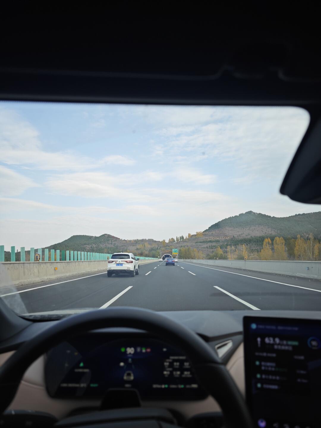 来源于后置后驱的电机,所以在转向上的感觉就是比前驱车更好