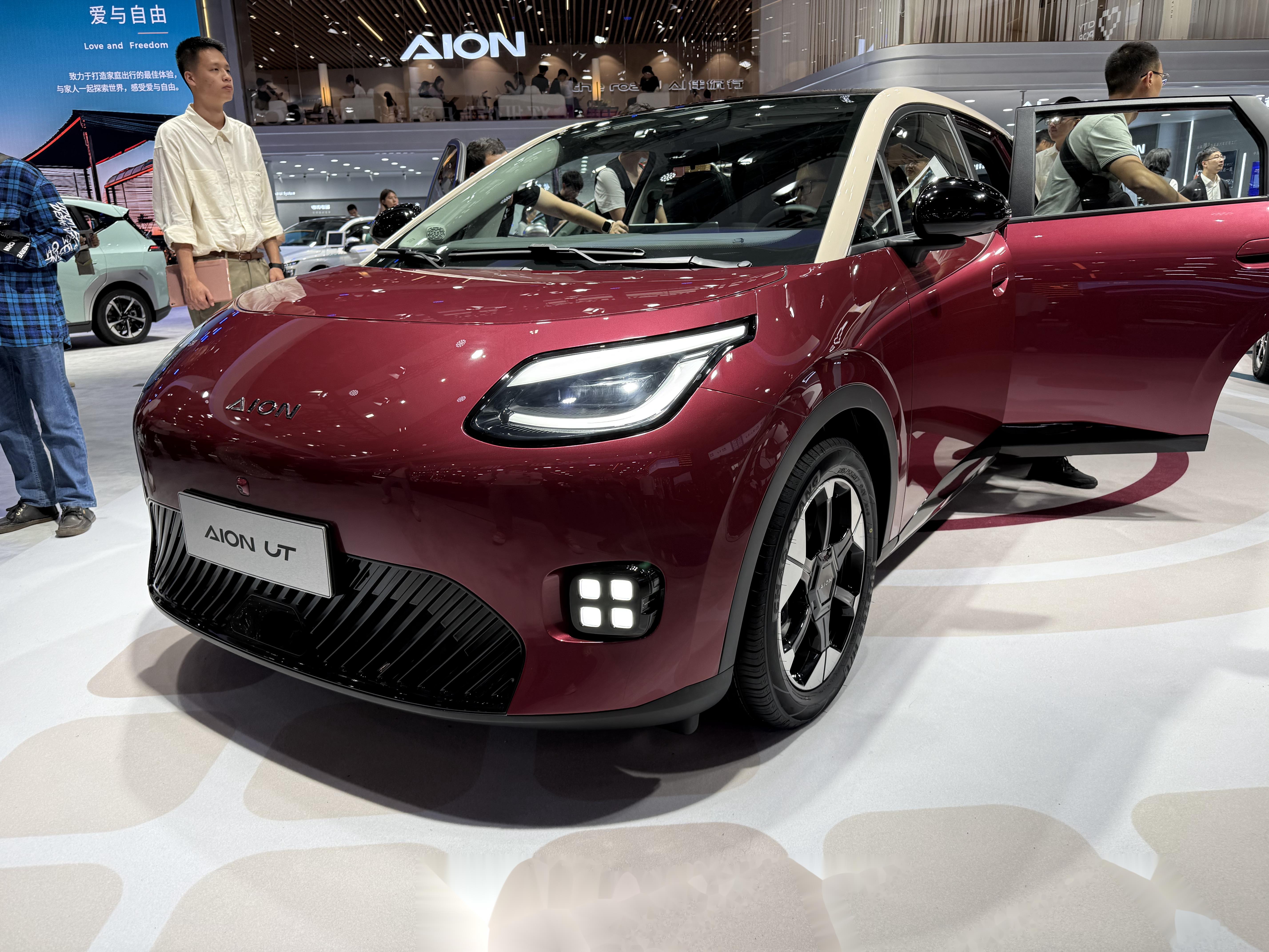 今天在广州车展看到一款很有意思的10万a级掀背轿车