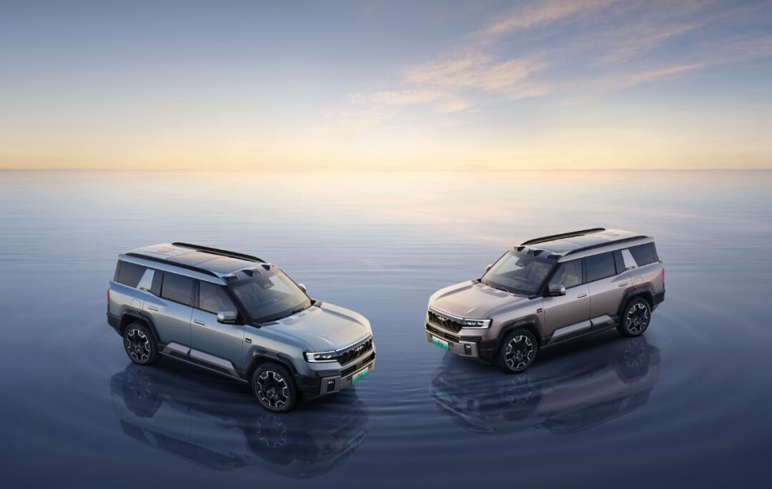 11月12日,比亚迪旗下的方程豹豹8正式上市,售价37.98万元～40.78万元