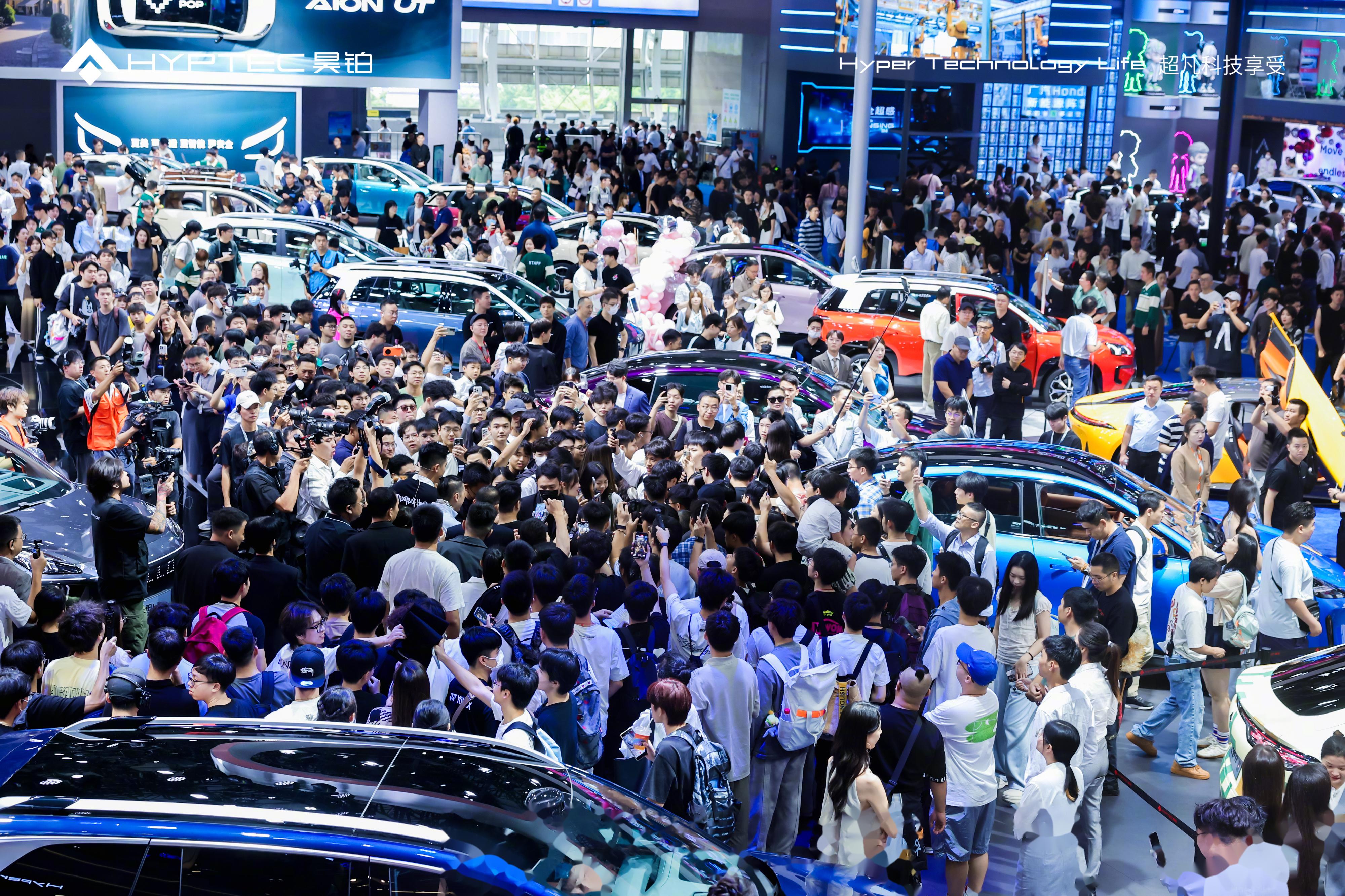 11月16日,广州车展现场,粤圈顶流uncle郭在昊铂展台举办个人首场车展