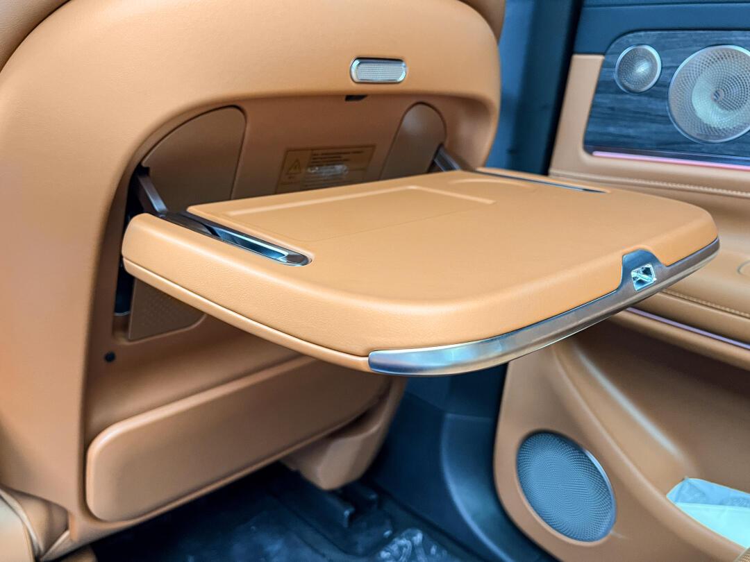 问界m9原厂小桌板