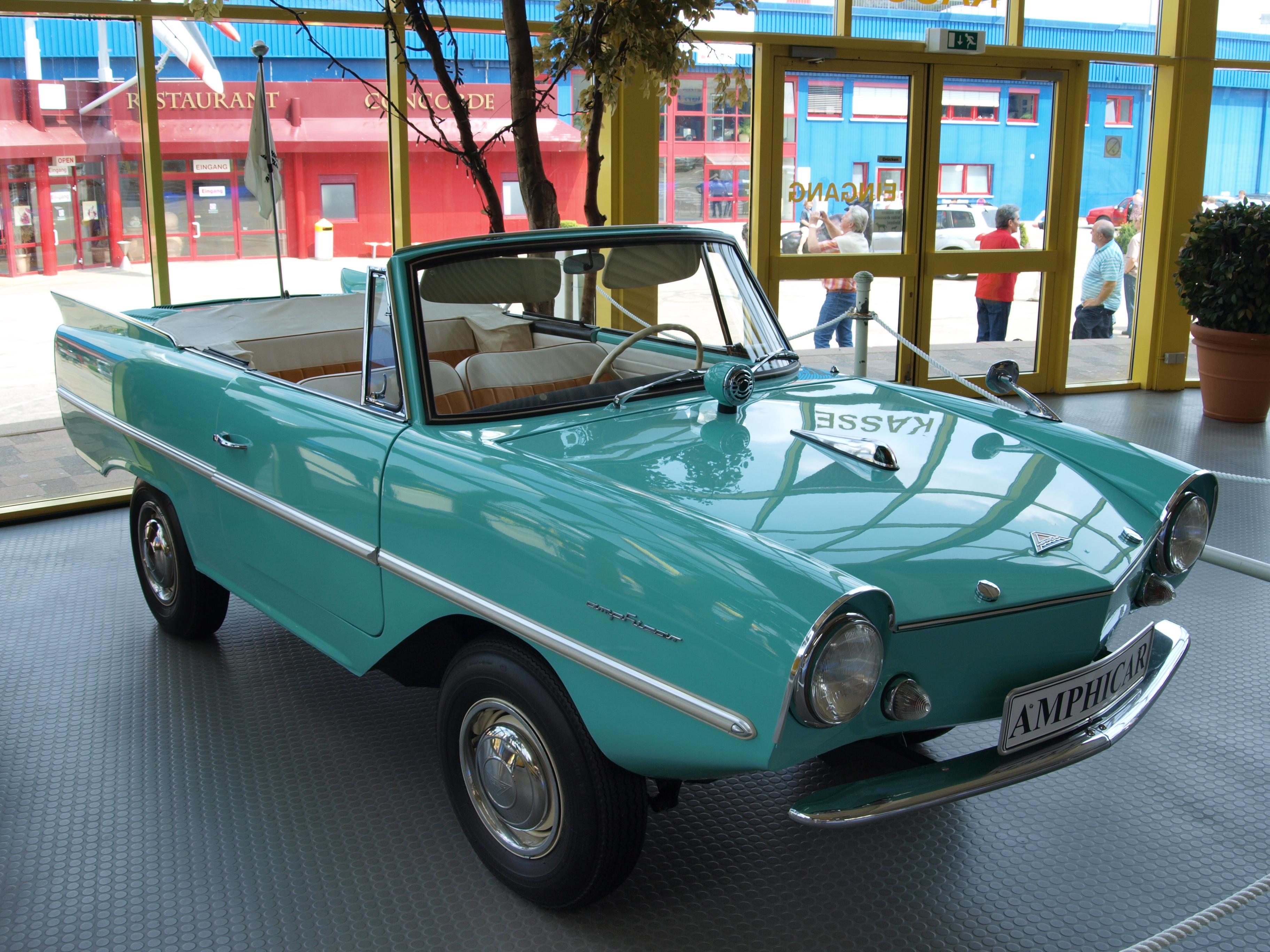 amphicar 770是一款20世纪60年代的德国产两栖汽车,既能在公路上行驶