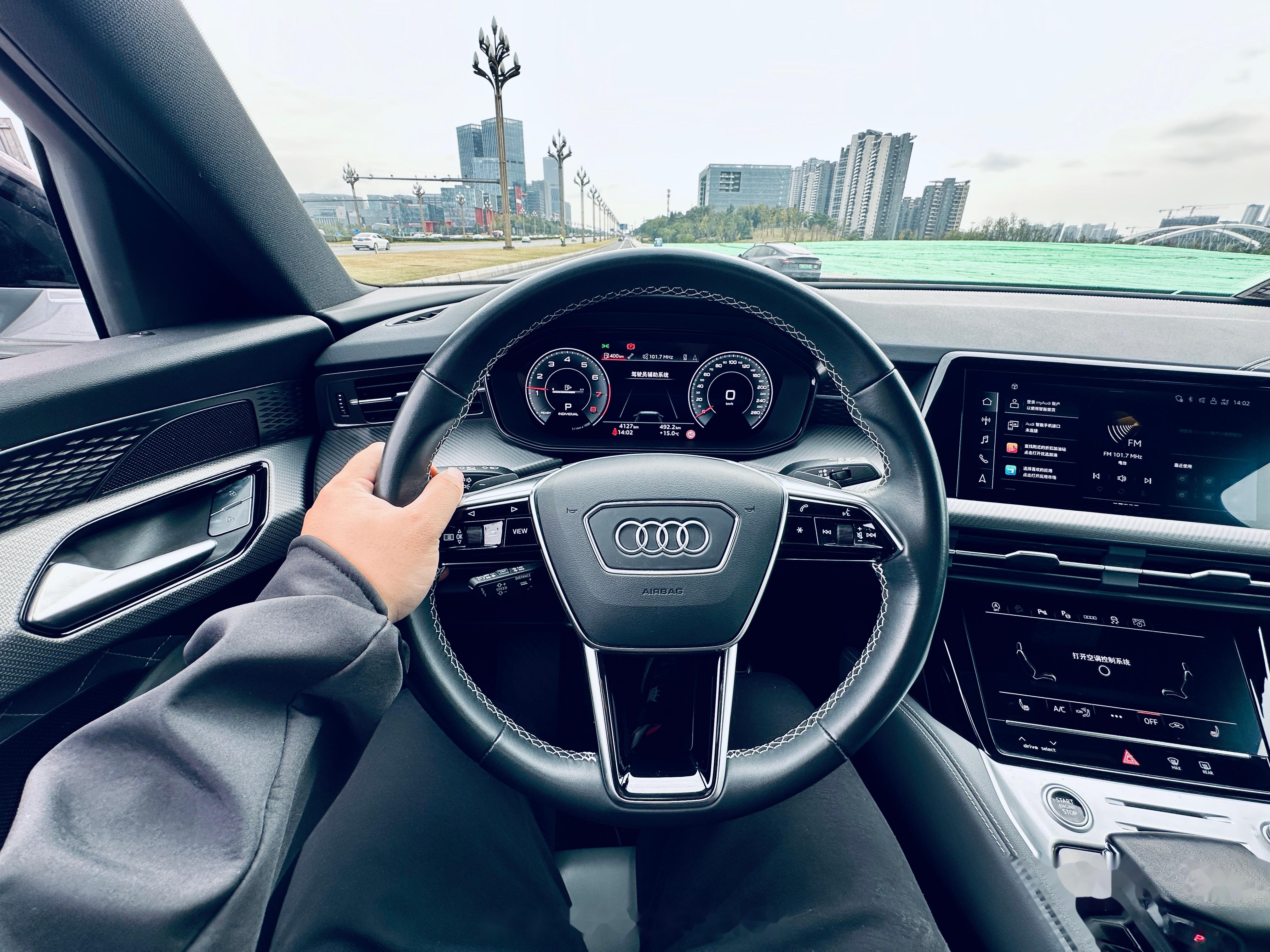 签收一大快递开启上汽奥迪q6的拍摄坐进驾驶舱熟悉的感觉但又太熟悉了