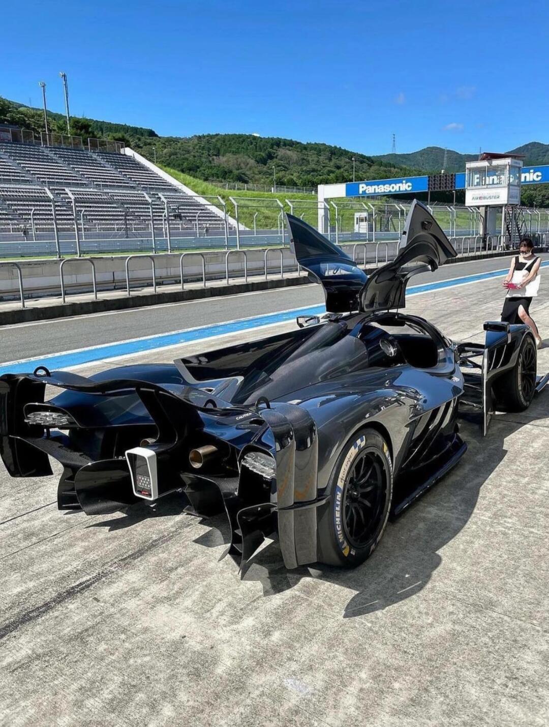 旗下最强的hypercar 拥有华丽的外观和强大