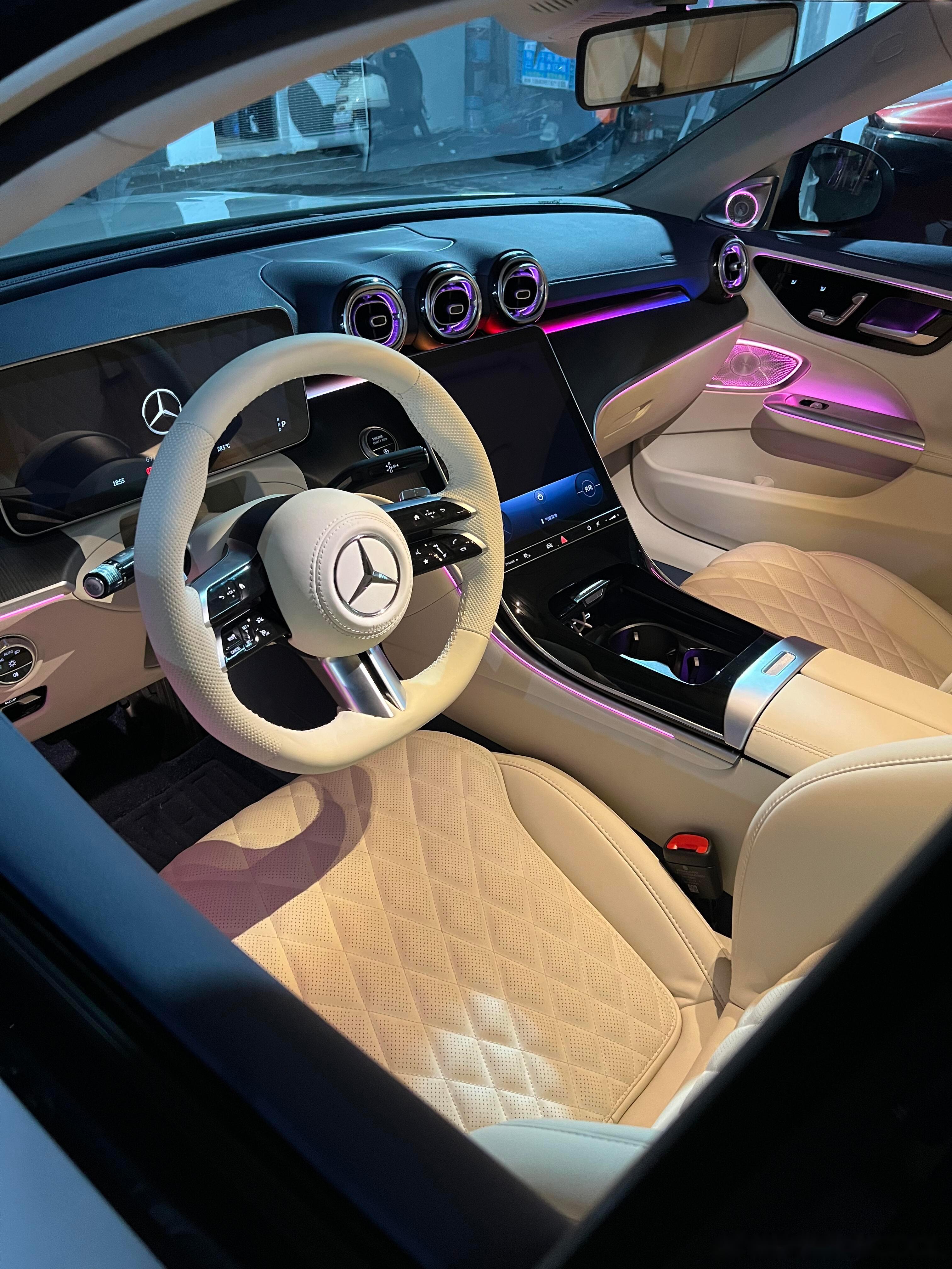 有哪个女生能抵抗奔驰c的内饰啊,自己加一个门板改装,配合上粉色的