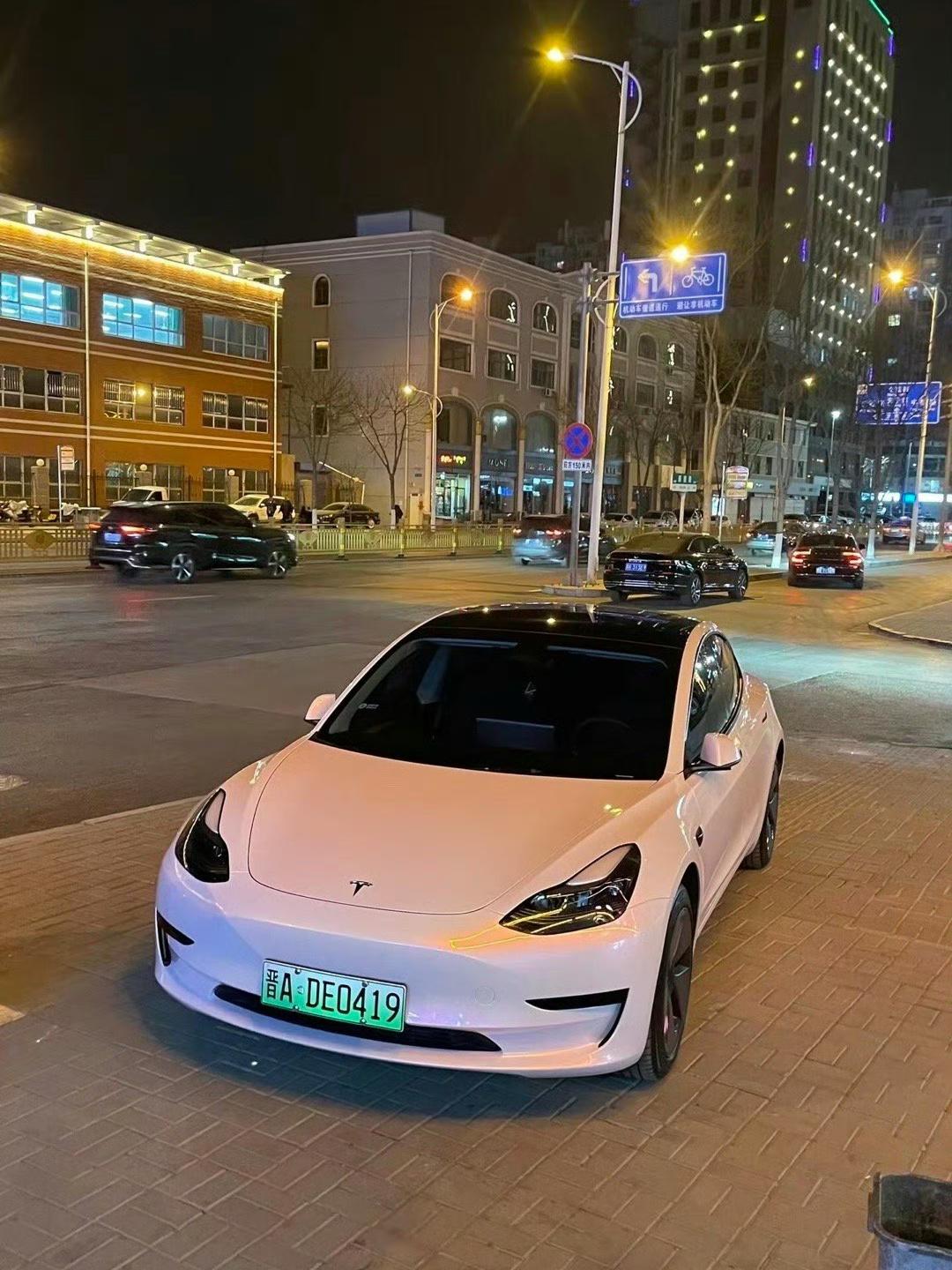 特斯拉model3天空蓝图片