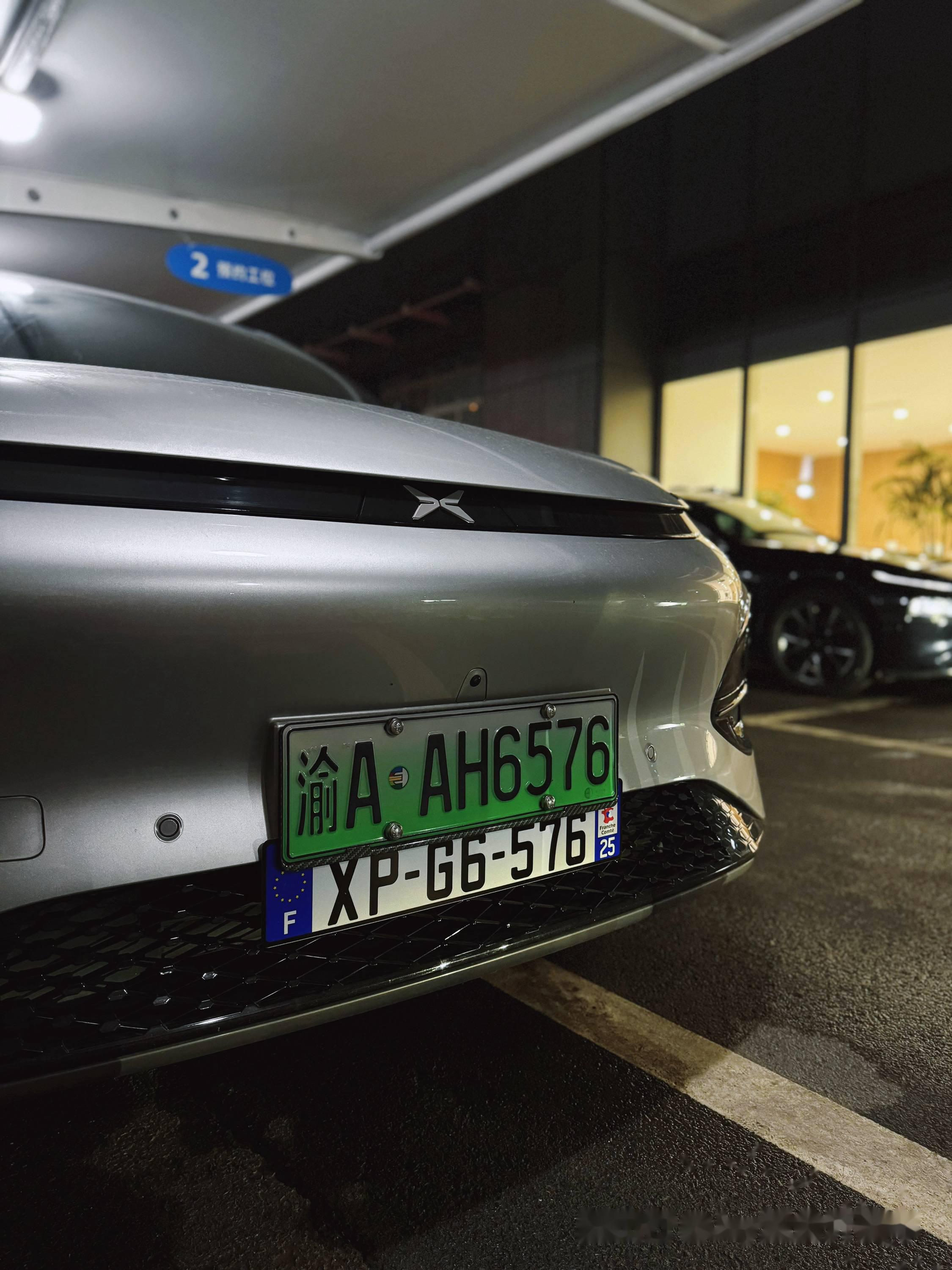 下班就去搞了副牌 因为有牌照框,所以下面有点遮挡我的副牌了 不过不