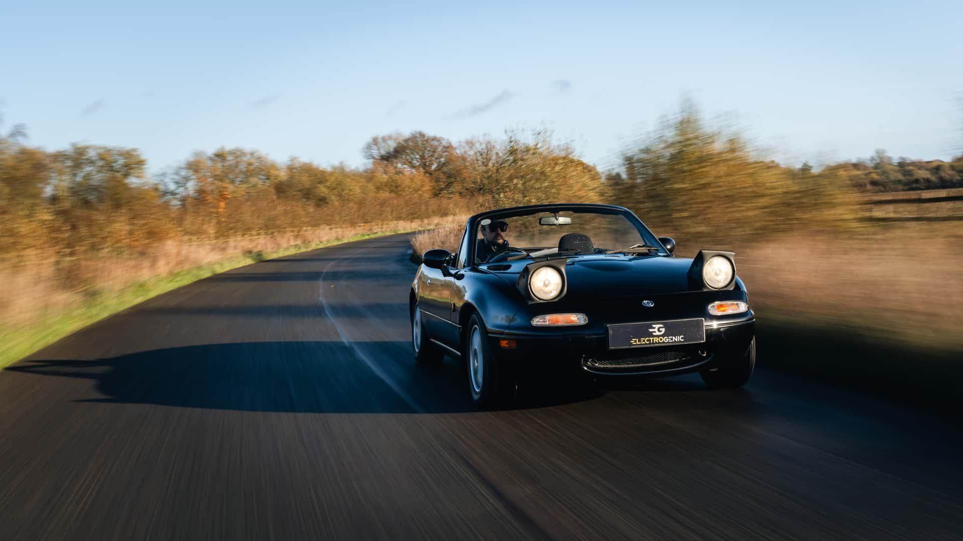 这辆第一代马自达miata换装了42千瓦时电池组