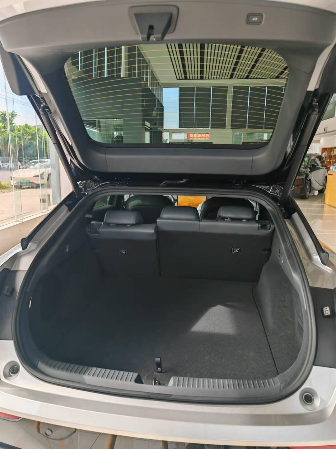 小鹏p7作为一款高性能电动汽车,其二排放倒后,后备箱可扩展容积高达