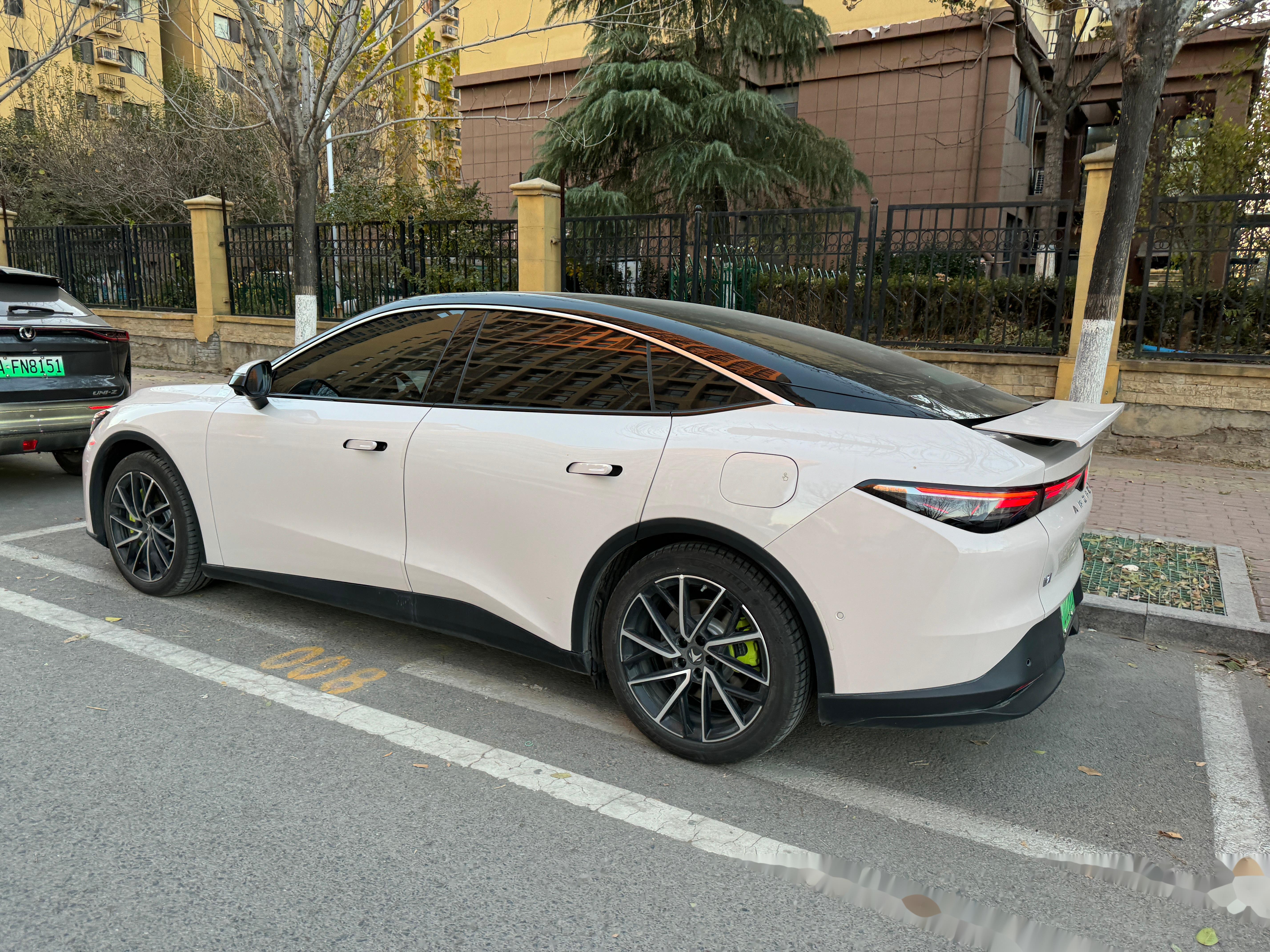 极狐汽车凭借其全面的安全设计和丰富的安全驾驶辅助功能,让我的出行