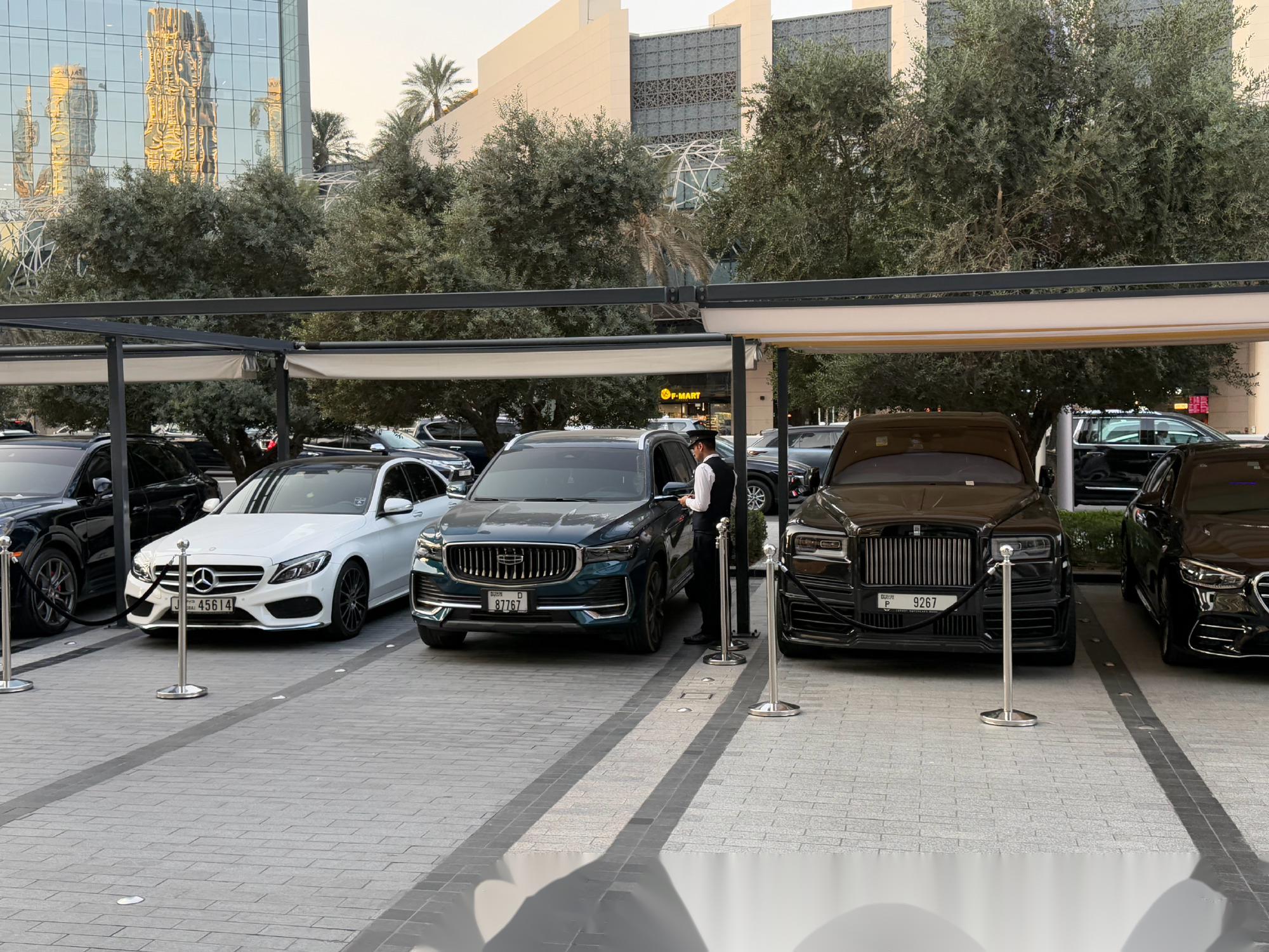 吉利星越l跟劳斯莱斯,奔驰等一众豪车停在迪拜mall停车场,汽场一点不