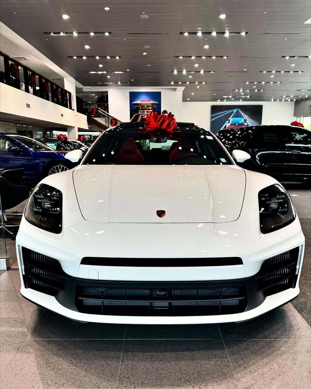 细花白保时捷帕拉梅拉,波尔多红内饰,带sc弹射组件,溜背造型 无框车门