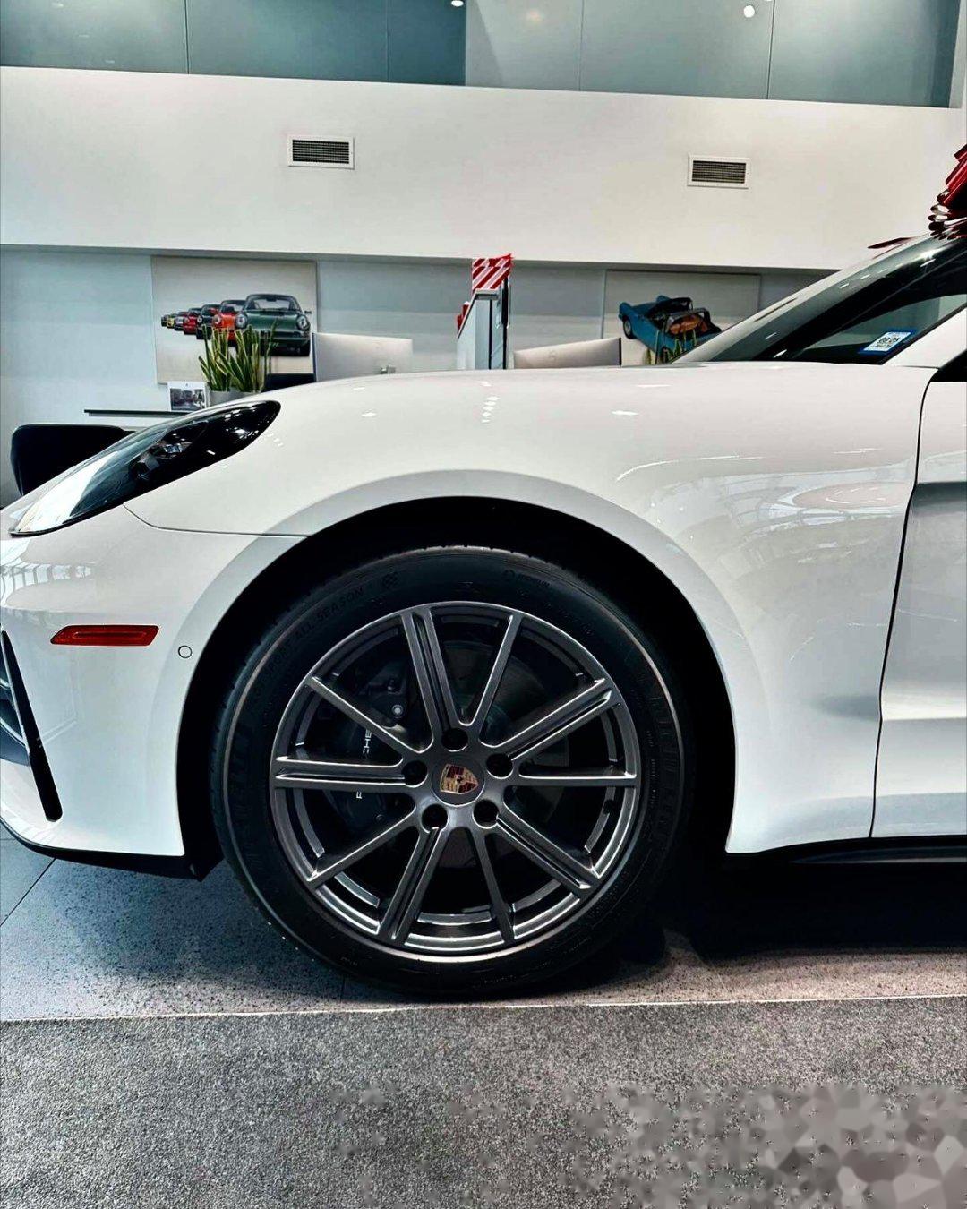 细花白保时捷帕拉梅拉,波尔多红内饰,带sc弹射组件,溜背造型 无框车门