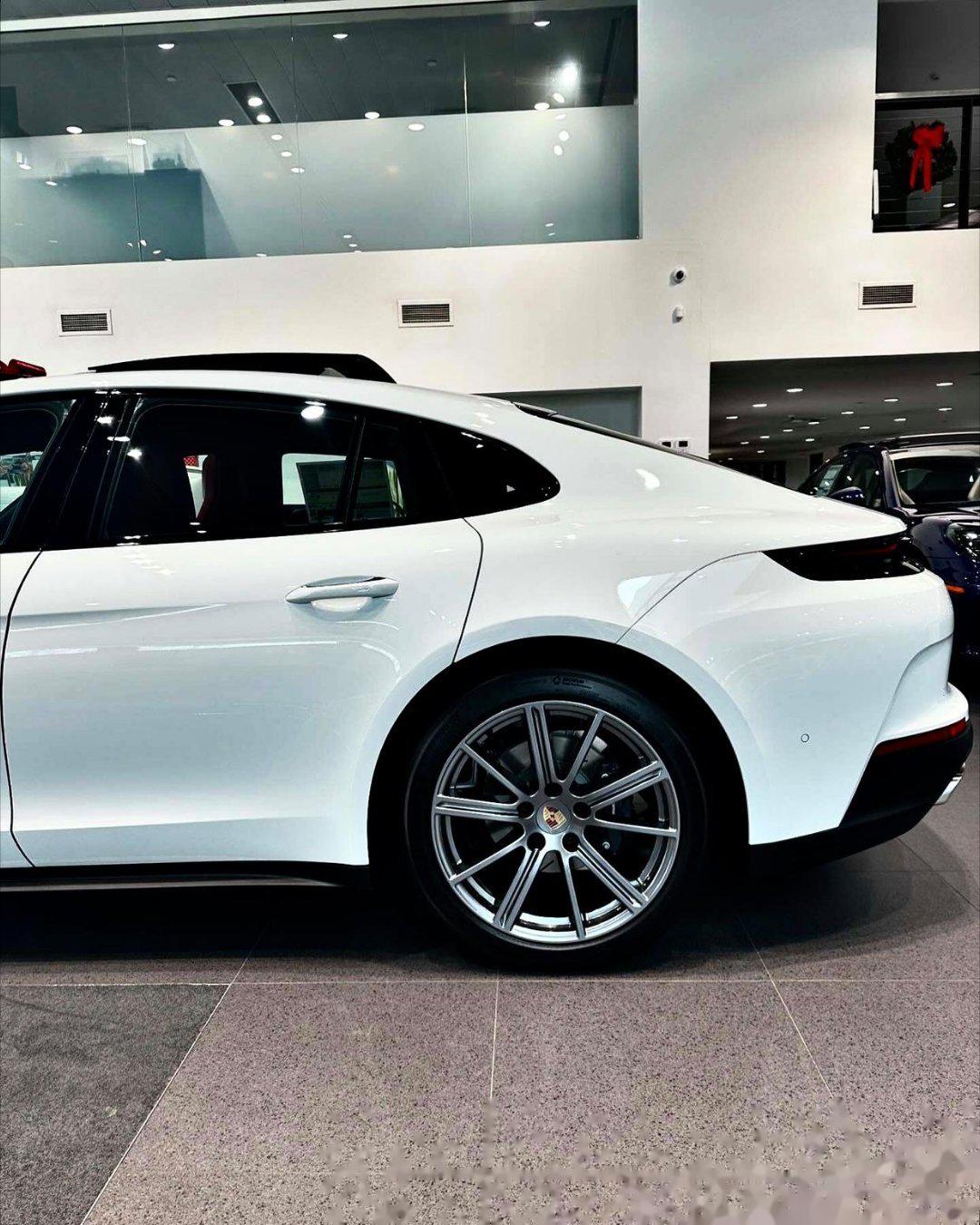 细花白保时捷帕拉梅拉,波尔多红内饰,带sc弹射组件,溜背造型 无框车门