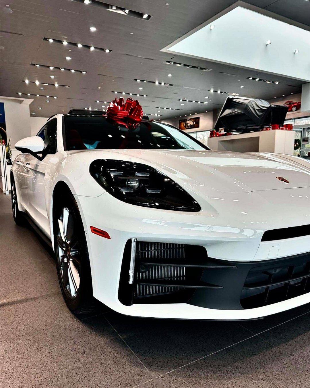 细花白保时捷帕拉梅拉,波尔多红内饰,带sc弹射组件,溜背造型 无框车门