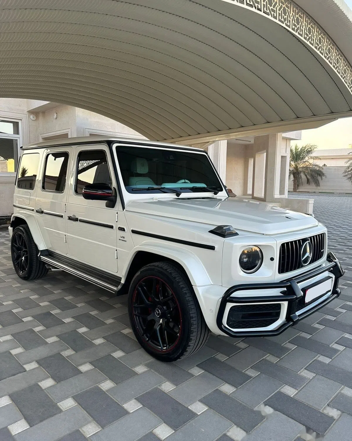 白色的奔驰大g. 大家觉得黑色的好看还是白色的好看?