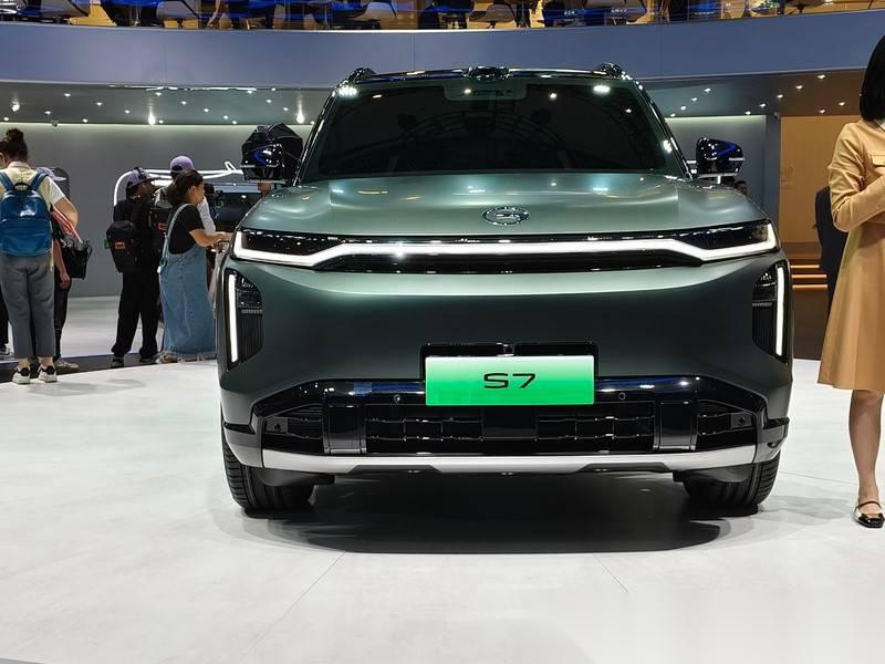 传祺S7采用全新的设计语言,整体视觉效果沉稳且大气。车身侧面使用了大量直线,并采_传祺向往S7社区_易车社区