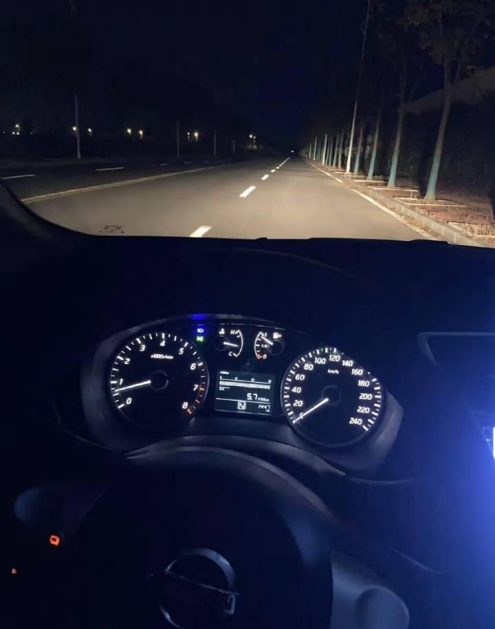 有人说轩逸经典的卤素大灯夜晚开车不太亮,我不信.