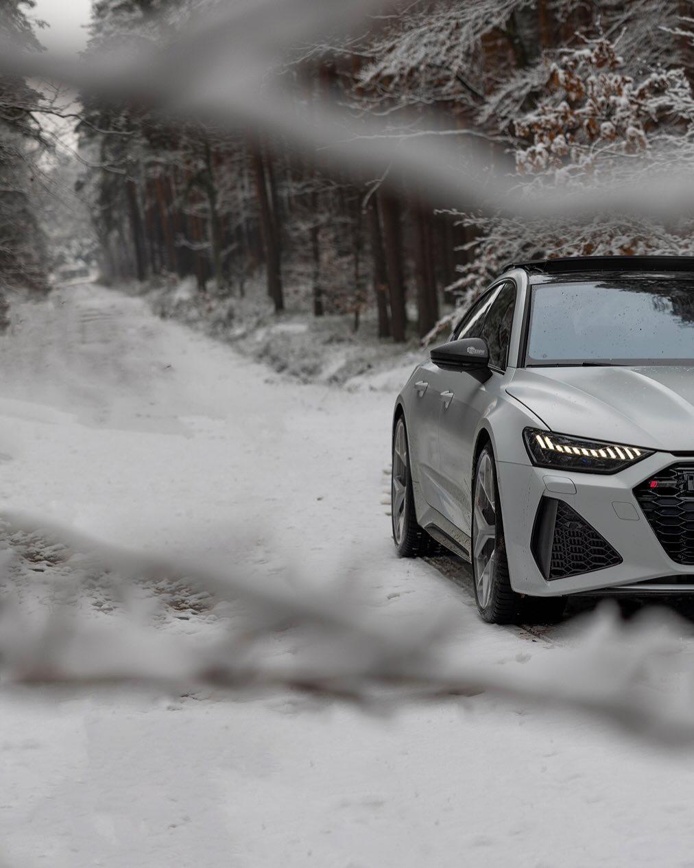 冰川白哑光 rs7 performance 在冬日仙境中遨游. 2024 奥迪