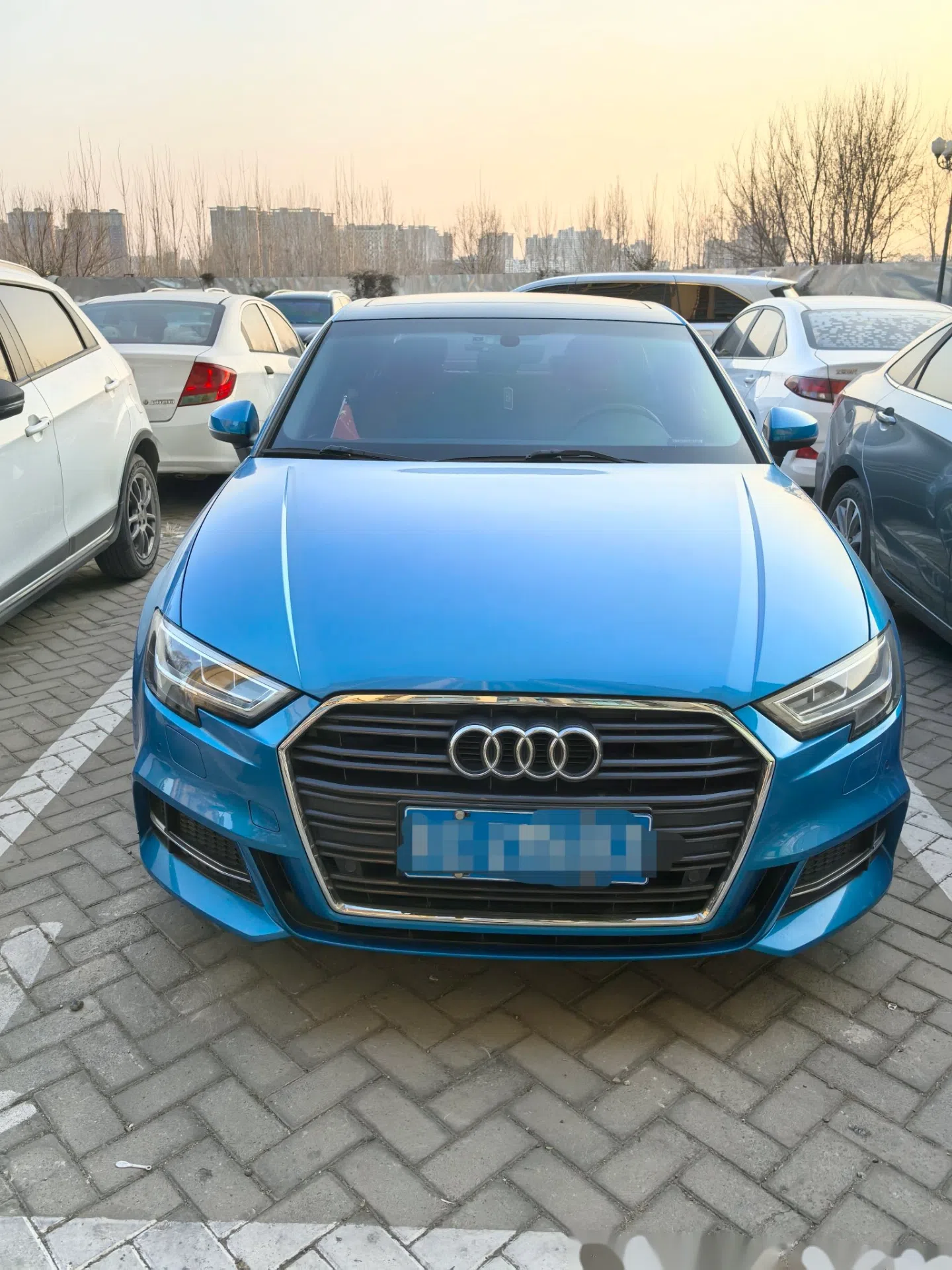 蓝色奥迪a3这颜色无敌了