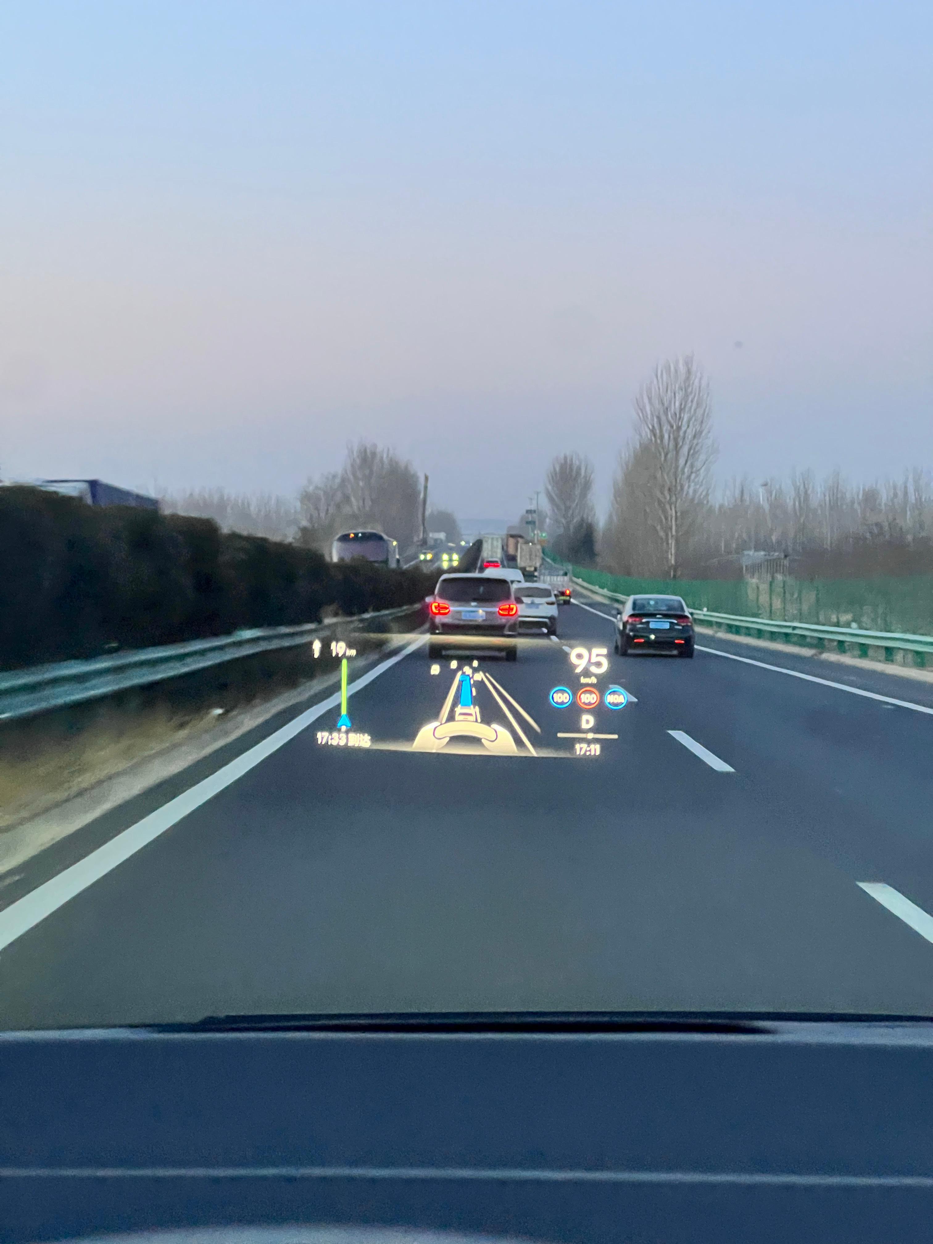 开着 出去逛了一圈,几乎全程智驾,给我最大的感受就是更稳了,这两天再