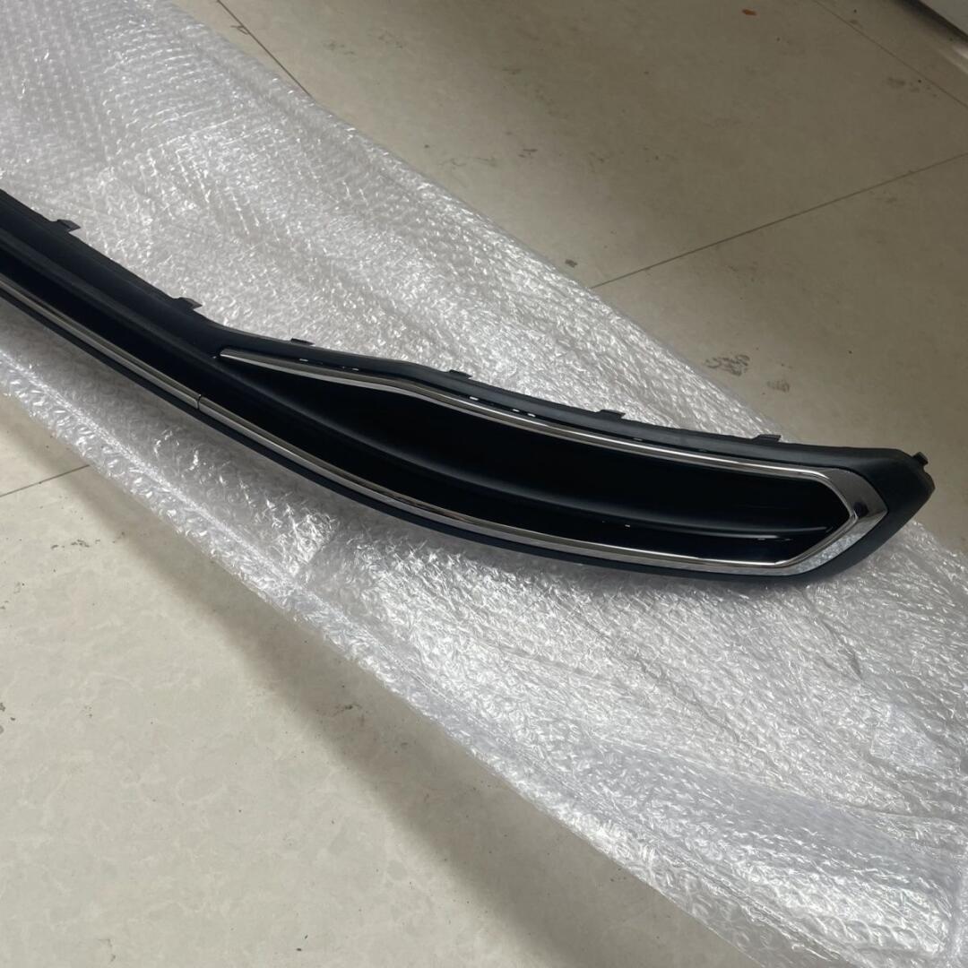 Howo Truck Roof Left Rear Trim Installed